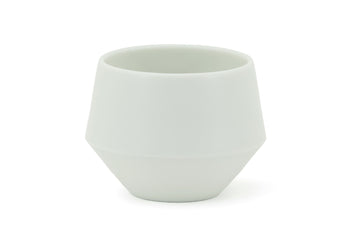 Frustumはお茶の良さを再認識するために、現代の暮らしに合わせデザインをリファインした茶器。本製品のデザインの肝である土瓶本体の中腹で切り替わるエッジは、東北地方で作られる鉄瓶などで古くから見られる形を引用しており、茶の印象を強めます。ドイツの権威ある国際デザイン賞 red dot design award 2020を受賞しました。