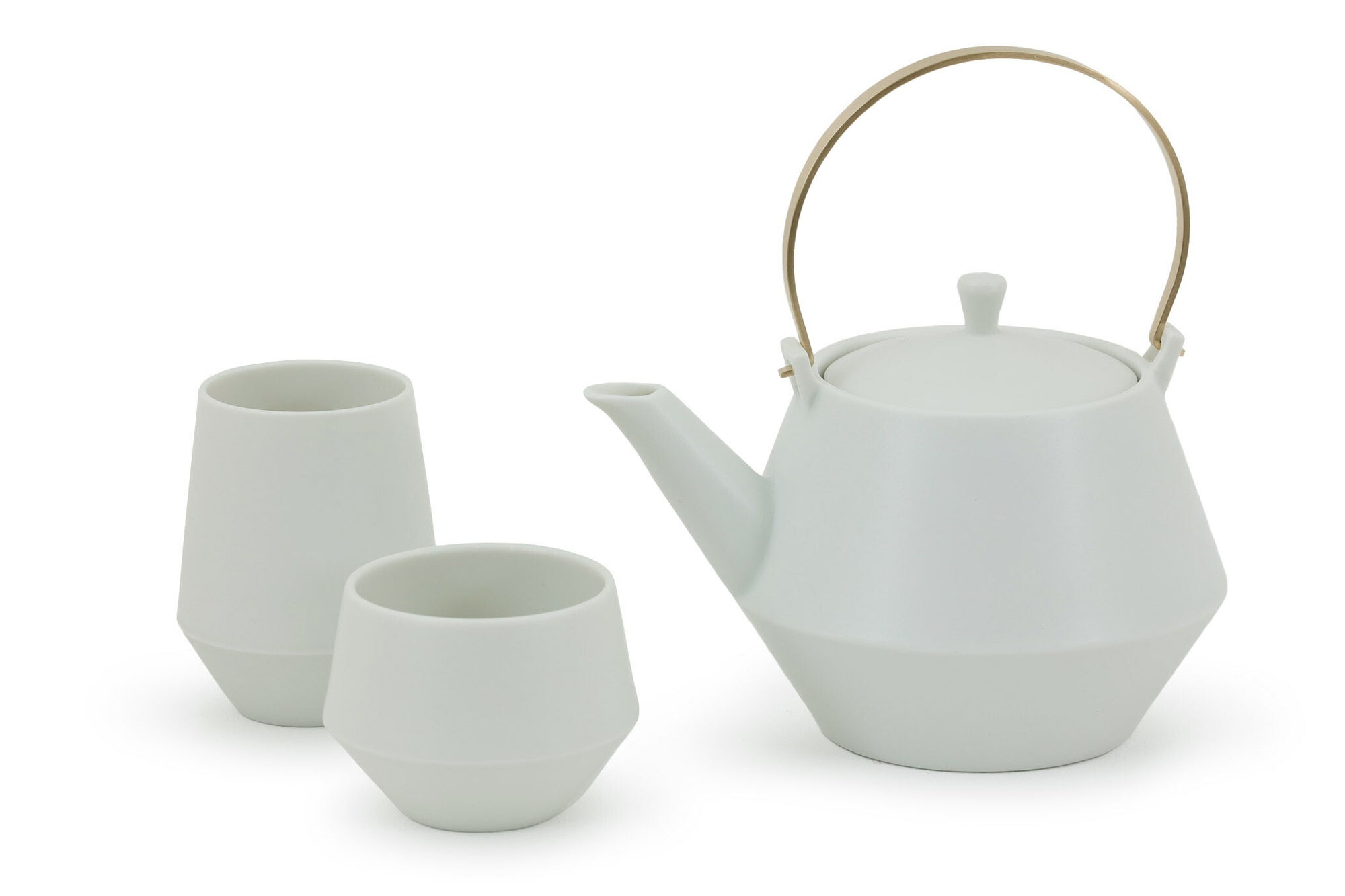 Frustumはお茶の良さを再認識するために、現代の暮らしに合わせデザインをリファインした茶器。本製品のデザインの肝である土瓶本体の中腹で切り替わるエッジは、東北地方で作られる鉄瓶などで古くから見られる形を引用しており、茶の印象を強めます。ドイツの権威ある国際デザイン賞 red dot design award 2020を受賞しました。