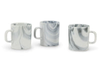 穏やかで、リラックスした雰囲気を漂わせる『Luca (ルカ)』シリーズ。ストンと飾らないシンプルな形状で、ゆったりと空間美をお愉しみいただけます。時間にも空間にもゆとりを持って、贅沢な大人なひとときを。大理石のような真っ白で艷やかな釉薬に、ゆらゆらと揺れ交じるマーブル柄が美しい。