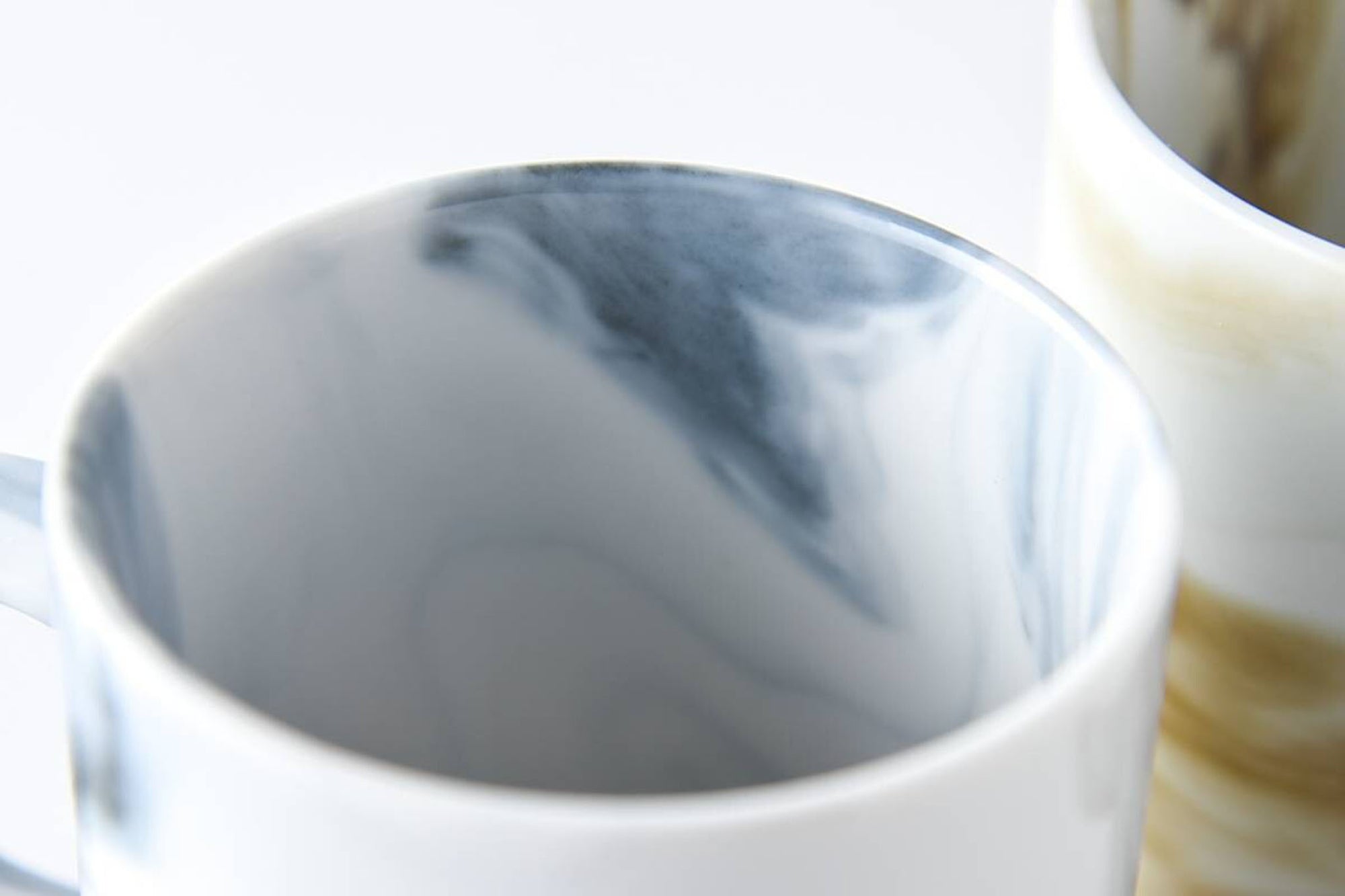 穏やかで、リラックスした雰囲気を漂わせる『Luca (ルカ)』シリーズ。ストンと飾らないシンプルな形状で、ゆったりと空間美をお愉しみいただけます。時間にも空間にもゆとりを持って、贅沢な大人なひとときを。大理石のような真っ白で艷やかな釉薬に、ゆらゆらと揺れ交じるマーブル柄が美しい。