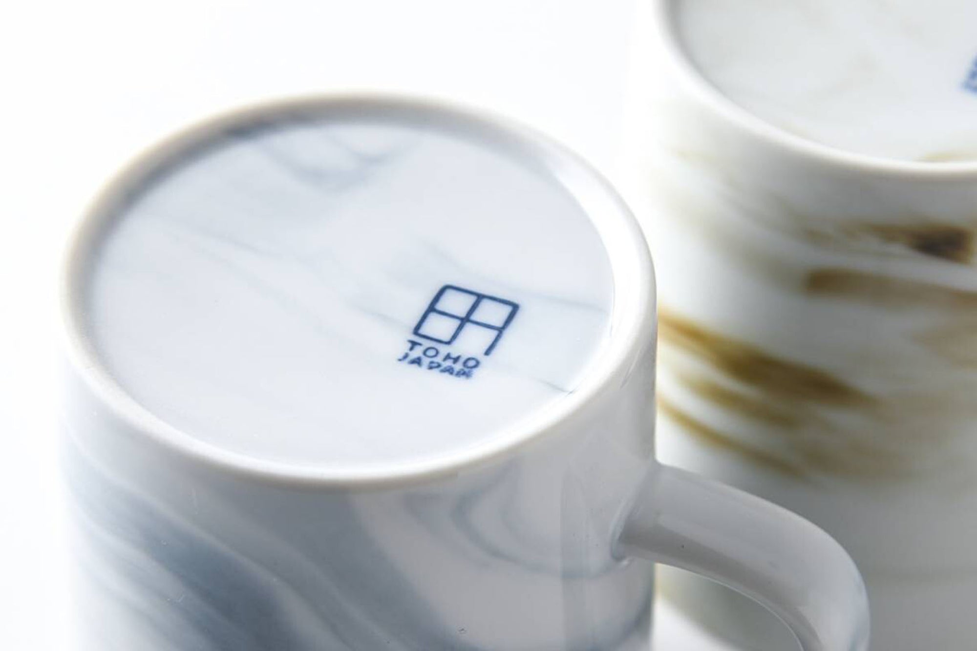 穏やかで、リラックスした雰囲気を漂わせる『Luca (ルカ)』シリーズ。ストンと飾らないシンプルな形状で、ゆったりと空間美をお愉しみいただけます。時間にも空間にもゆとりを持って、贅沢な大人なひとときを。大理石のような真っ白で艷やかな釉薬に、ゆらゆらと揺れ交じるマーブル柄が美しい。