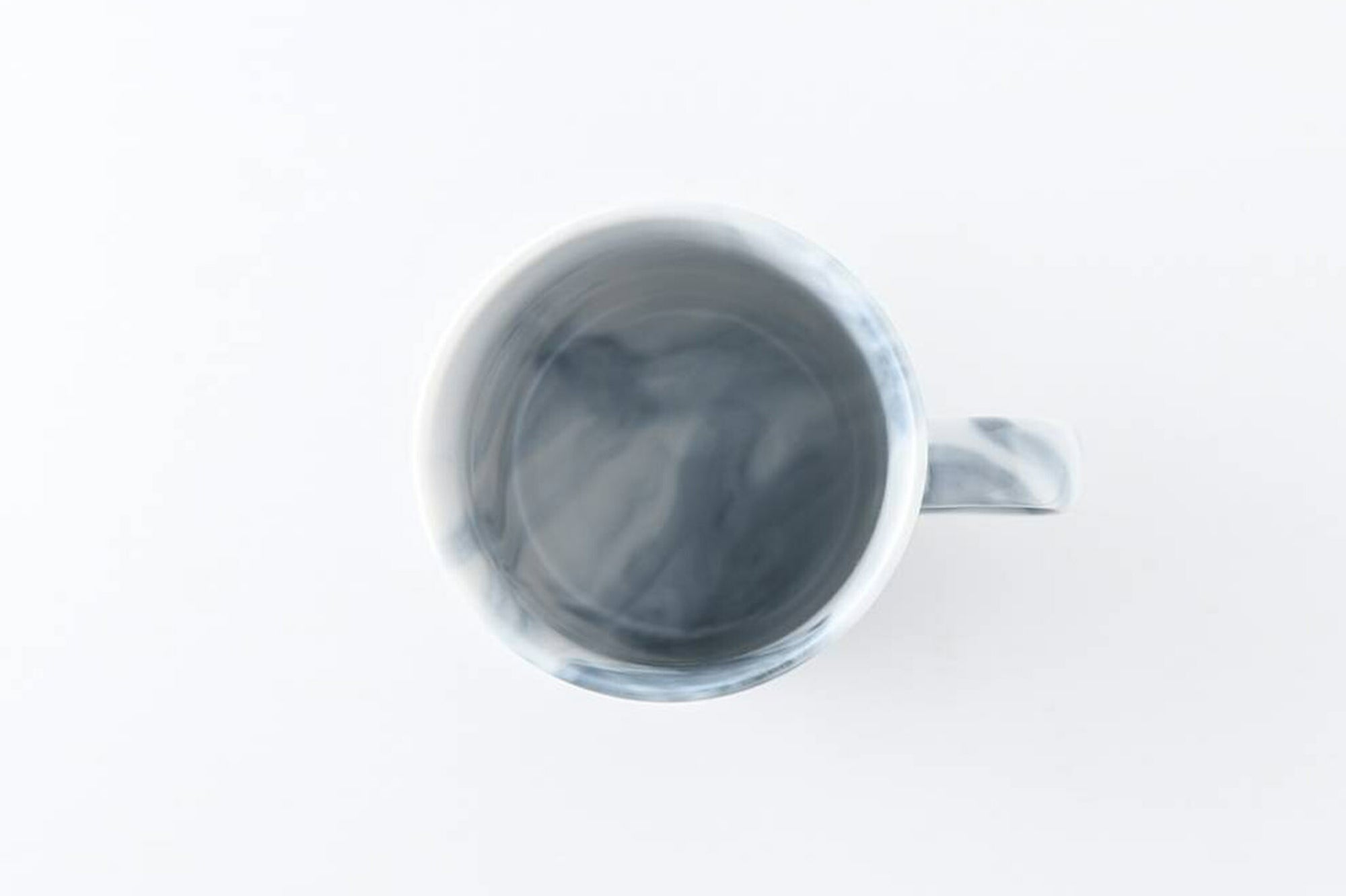 穏やかで、リラックスした雰囲気を漂わせる『Luca (ルカ)』シリーズ。ストンと飾らないシンプルな形状で、ゆったりと空間美をお愉しみいただけます。時間にも空間にもゆとりを持って、贅沢な大人なひとときを。大理石のような真っ白で艷やかな釉薬に、ゆらゆらと揺れ交じるマーブル柄が美しい。