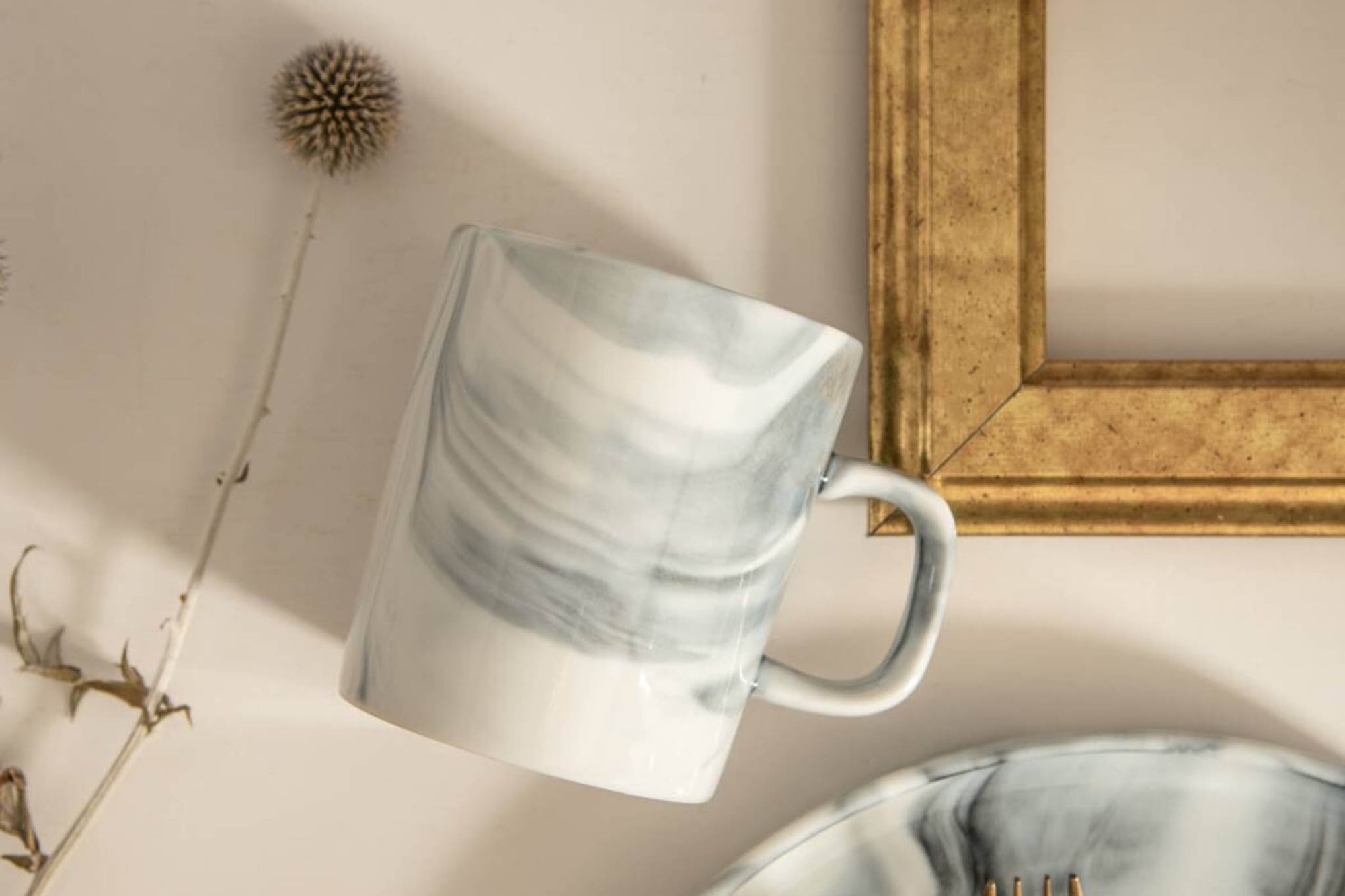 穏やかで、リラックスした雰囲気を漂わせる『Luca (ルカ)』シリーズ。ストンと飾らないシンプルな形状で、ゆったりと空間美をお愉しみいただけます。時間にも空間にもゆとりを持って、贅沢な大人なひとときを。大理石のような真っ白で艷やかな釉薬に、ゆらゆらと揺れ交じるマーブル柄が美しい。