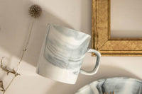 穏やかで、リラックスした雰囲気を漂わせる『Luca (ルカ)』シリーズ。ストンと飾らないシンプルな形状で、ゆったりと空間美をお愉しみいただけます。時間にも空間にもゆとりを持って、贅沢な大人なひとときを。大理石のような真っ白で艷やかな釉薬に、ゆらゆらと揺れ交じるマーブル柄が美しい。