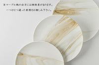 穏やかで、リラックスした雰囲気を漂わせる『Luca (ルカ)』シリーズ。フラットな形状が印象的。敢えて余白をたっぷりとったシンプルな盛り付けがよく似合います。時間にも空間にもゆとりを持って、贅沢な大人なひとときを愉しみたいですね。大理石のような真っ白で艷やかな釉薬に、ゆらゆらと揺れ交じるマーブル柄が美しい「オーブブラウン」。おうち時間をちょっと特別なものに。洗練された空間をそっと演出してくれます。