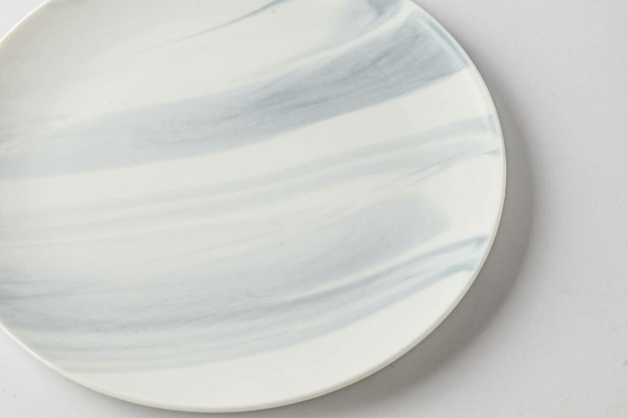 穏やかで、リラックスした雰囲気を漂わせる『Luca (ルカ)』シリーズ。フラットな形状が印象的。敢えて余白をたっぷりとったシンプルな盛り付けがよく似合います。時間にも空間にもゆとりを持って、贅沢な大人なひとときを愉しみたいですね。大理石のような真っ白で艷やかな釉薬に、ゆらゆらと揺れ交じるマーブル柄が美しい「オーブブラウン」。おうち時間をちょっと特別なものに。洗練された空間をそっと演出してくれます。