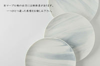 穏やかで、リラックスした雰囲気を漂わせる『Luca (ルカ)』シリーズ。フラットな形状が印象的。敢えて余白をたっぷりとったシンプルな盛り付けがよく似合います。時間にも空間にもゆとりを持って、贅沢な大人なひとときを愉しみたいですね。大理石のような真っ白で艷やかな釉薬に、ゆらゆらと揺れ交じるマーブル柄が美しい「オーブブラウン」。おうち時間をちょっと特別なものに。洗練された空間をそっと演出してくれます。