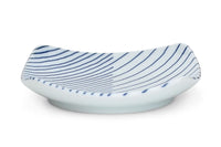 人気の白山陶器の中でも、ベストセラーアイテムの1つ、重ね縞です。デザインの美しさと楽しさを併せ持つお皿です。幅の違う2つのラインで遊び心をさりげなく演出しています。それでもスタイリッシュで上品なのは、形状にこだわりがあるから。お皿の端を少し反らせて、どんなお料理にもさらなる魅力を与えてくれます。様々なシーンでマルチに活躍してくれるようにサイズ、形を展開しています。