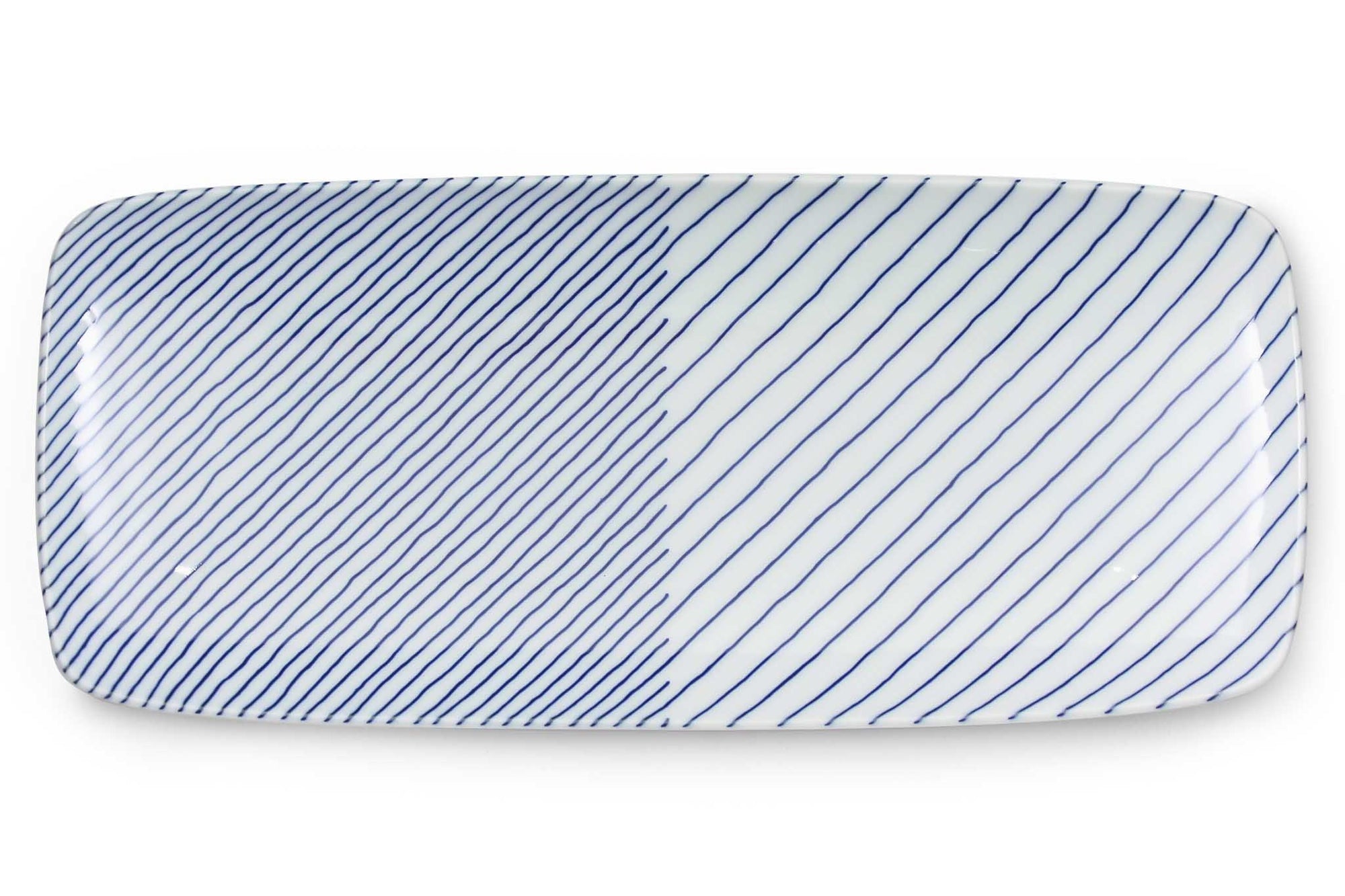 人気の白山陶器の中でも、ベストセラーアイテムの1つ、重ね縞です。デザインの美しさと楽しさを併せ持つお皿です。幅の違う2つのラインで遊び心をさりげなく演出しています。それでもスタイリッシュで上品なのは、形状にこだわりがあるから。お皿の端を少し反らせて、どんなお料理にもさらなる魅力を与えてくれます。様々なシーンでマルチに活躍してくれるようにサイズ、形を展開しています。