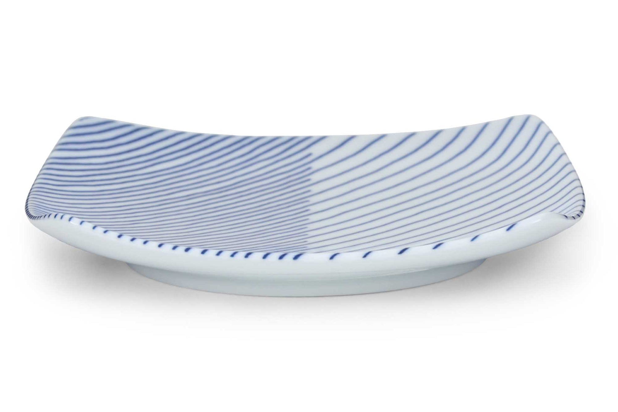 人気の白山陶器の中でも、ベストセラーアイテムの1つ、重ね縞です。デザインの美しさと楽しさを併せ持つお皿です。幅の違う2つのラインで遊び心をさりげなく演出しています。それでもスタイリッシュで上品なのは、形状にこだわりがあるから。お皿の端を少し反らせて、どんなお料理にもさらなる魅力を与えてくれます。様々なシーンでマルチに活躍してくれるようにサイズ、形を展開しています。