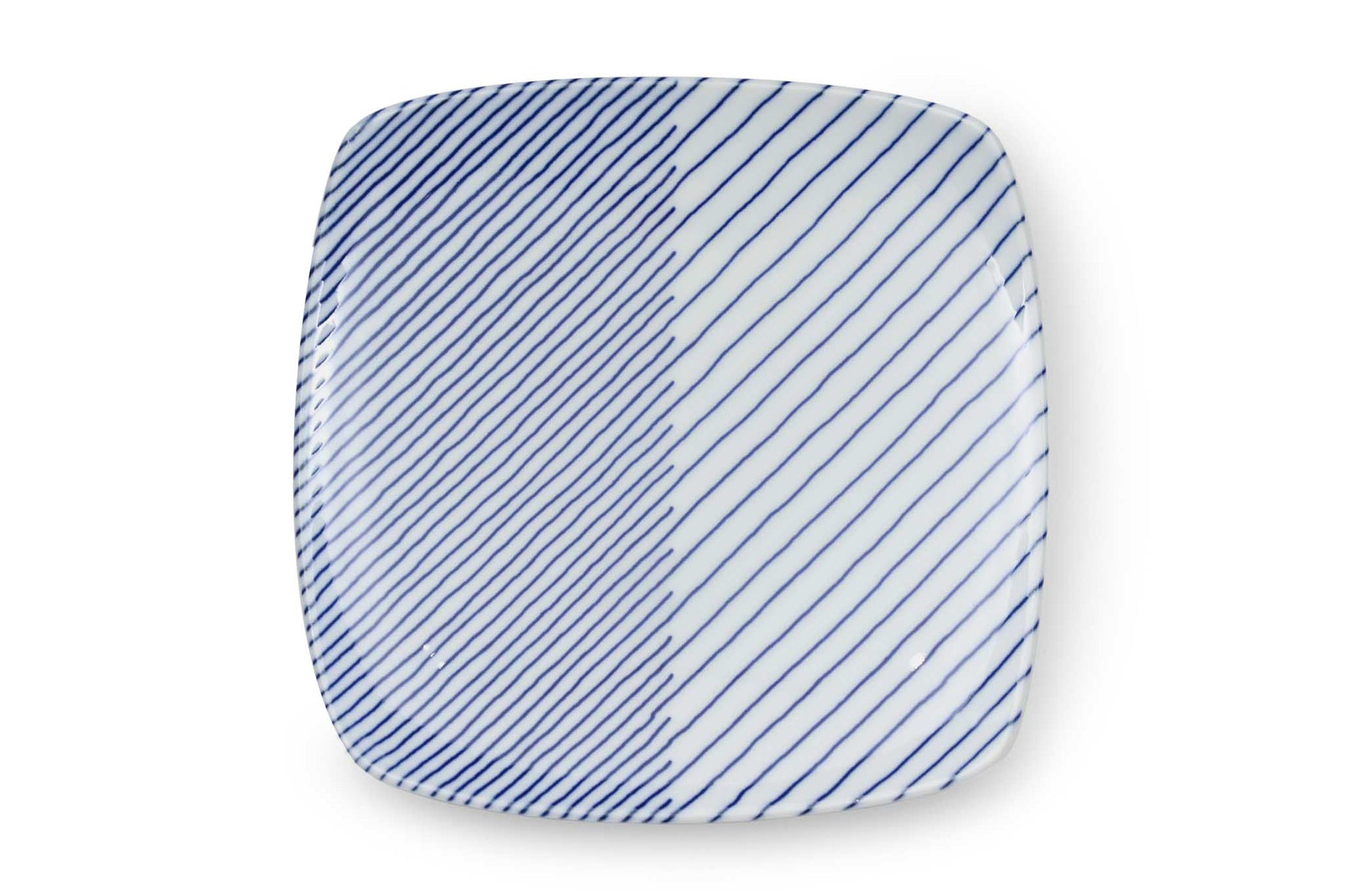 人気の白山陶器の中でも、ベストセラーアイテムの1つ、重ね縞です。デザインの美しさと楽しさを併せ持つお皿です。幅の違う2つのラインで遊び心をさりげなく演出しています。それでもスタイリッシュで上品なのは、形状にこだわりがあるから。お皿の端を少し反らせて、どんなお料理にもさらなる魅力を与えてくれます。様々なシーンでマルチに活躍してくれるようにサイズ、形を展開しています。