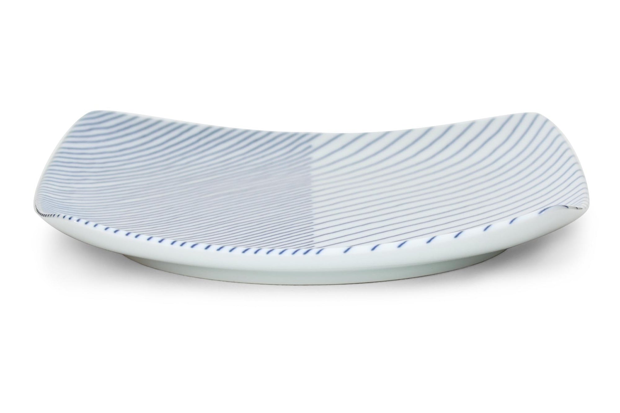 人気の白山陶器の中でも、ベストセラーアイテムの1つ、重ね縞です。デザインの美しさと楽しさを併せ持つお皿です。幅の違う2つのラインで遊び心をさりげなく演出しています。それでもスタイリッシュで上品なのは、形状にこだわりがあるから。お皿の端を少し反らせて、どんなお料理にもさらなる魅力を与えてくれます。様々なシーンでマルチに活躍してくれるようにサイズ、形を展開しています。