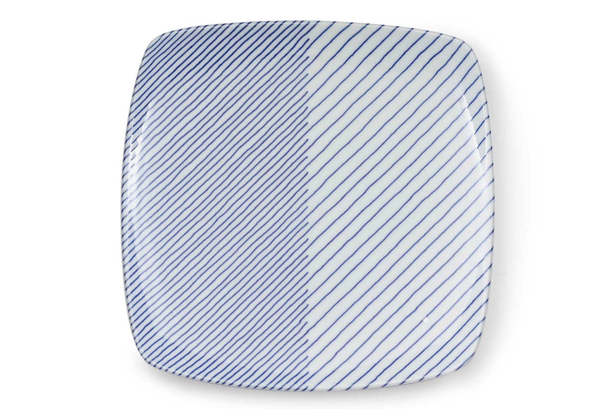 人気の白山陶器の中でも、ベストセラーアイテムの1つ、重ね縞です。デザインの美しさと楽しさを併せ持つお皿です。幅の違う2つのラインで遊び心をさりげなく演出しています。それでもスタイリッシュで上品なのは、形状にこだわりがあるから。お皿の端を少し反らせて、どんなお料理にもさらなる魅力を与えてくれます。様々なシーンでマルチに活躍してくれるようにサイズ、形を展開しています。