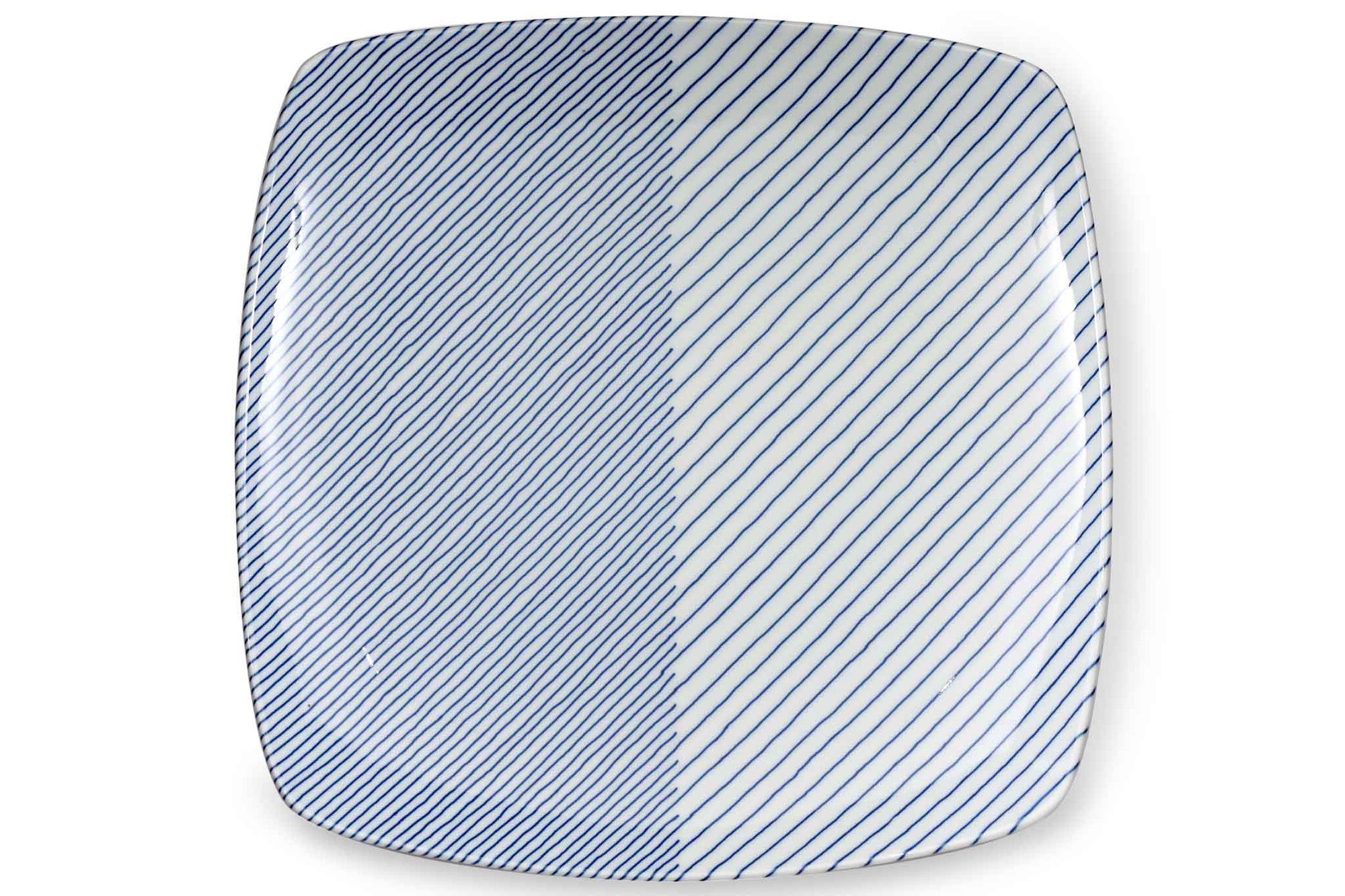 人気の白山陶器の中でも、ベストセラーアイテムの1つ、重ね縞です。デザインの美しさと楽しさを併せ持つお皿です。幅の違う2つのラインで遊び心をさりげなく演出しています。それでもスタイリッシュで上品なのは、形状にこだわりがあるから。お皿の端を少し反らせて、どんなお料理にもさらなる魅力を与えてくれます。様々なシーンでマルチに活躍してくれるようにサイズ、形を展開しています。