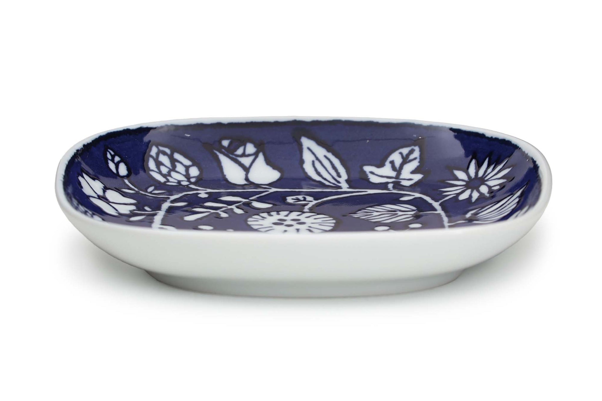 にぎやかなお花たちがとても楽しい、「フラワーパレード」。人気の波佐見焼のプレートの中でも大人気のアイテムです。まずは見ただけで楽しい柄。3色ご用意しておりますが、どれも華やかで躍動感にあふれています。