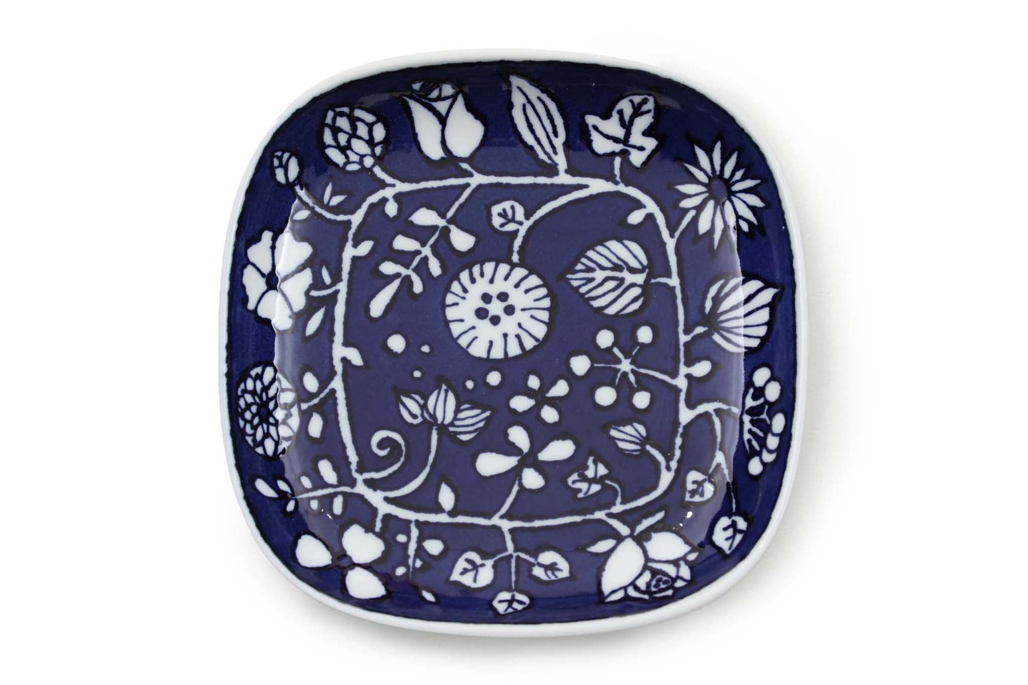 にぎやかなお花たちがとても楽しい、「フラワーパレード」。人気の波佐見焼のプレートの中でも大人気のアイテムです。まずは見ただけで楽しい柄。3色ご用意しておりますが、どれも華やかで躍動感にあふれています。