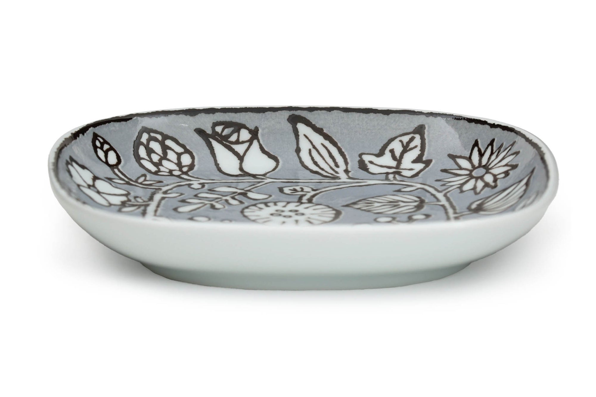 にぎやかなお花たちがとても楽しい、「フラワーパレード」。人気の波佐見焼のプレートの中でも大人気のアイテムです。まずは見ただけで楽しい柄。3色ご用意しておりますが、どれも華やかで躍動感にあふれています。