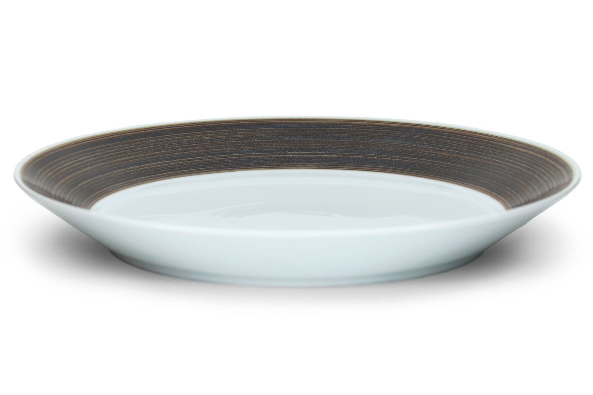 とてもシャープな線を彫りこんである「麻の糸」シリーズです。それぞれの色をていねいに染め上げた手仕事がここにあります。麻糸のような繊細で心地よい色合いがあり、白磁との調和も格別。それぞれに工夫されたフォルムも、多種多様な今の食のリズムにマッチしています。  