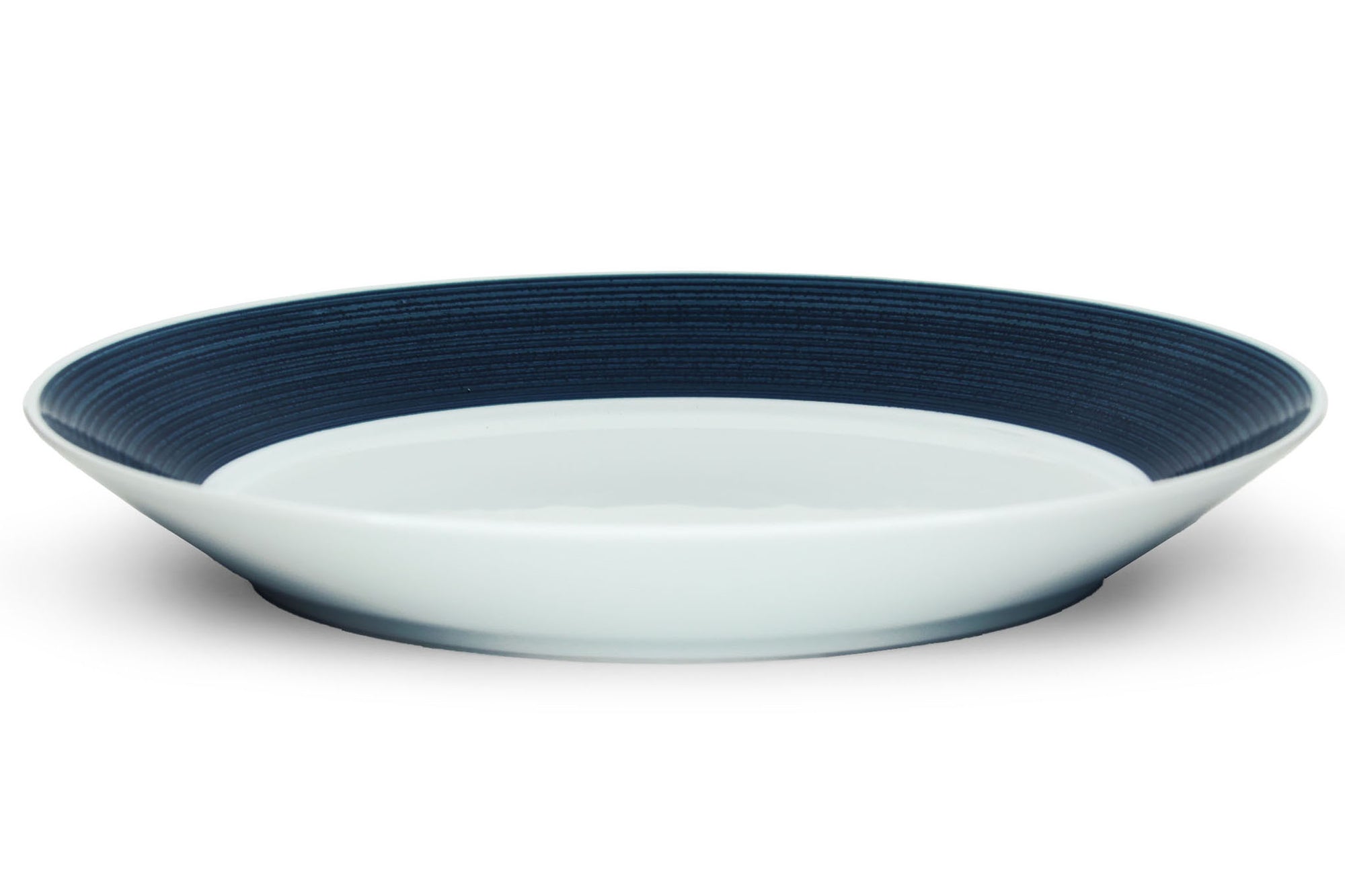 とてもシャープな線を彫りこんである「麻の糸」シリーズです。それぞれの色をていねいに染め上げた手仕事がここにあります。麻糸のような繊細で心地よい色合いがあり、白磁との調和も格別。それぞれに工夫されたフォルムも、多種多様な今の食のリズムにマッチしています。  