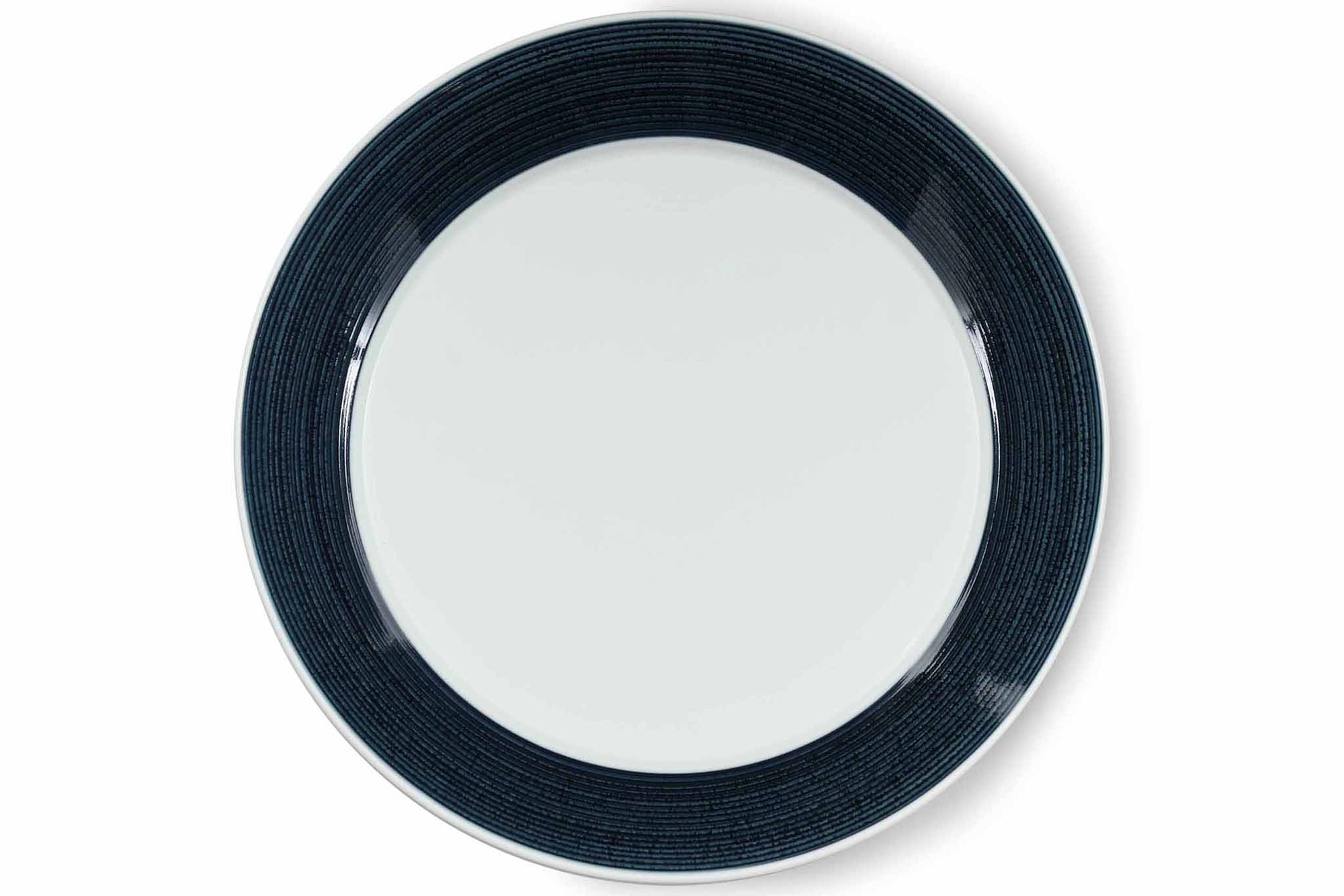 とてもシャープな線を彫りこんである「麻の糸」シリーズです。それぞれの色をていねいに染め上げた手仕事がここにあります。麻糸のような繊細で心地よい色合いがあり、白磁との調和も格別。それぞれに工夫されたフォルムも、多種多様な今の食のリズムにマッチしています。  