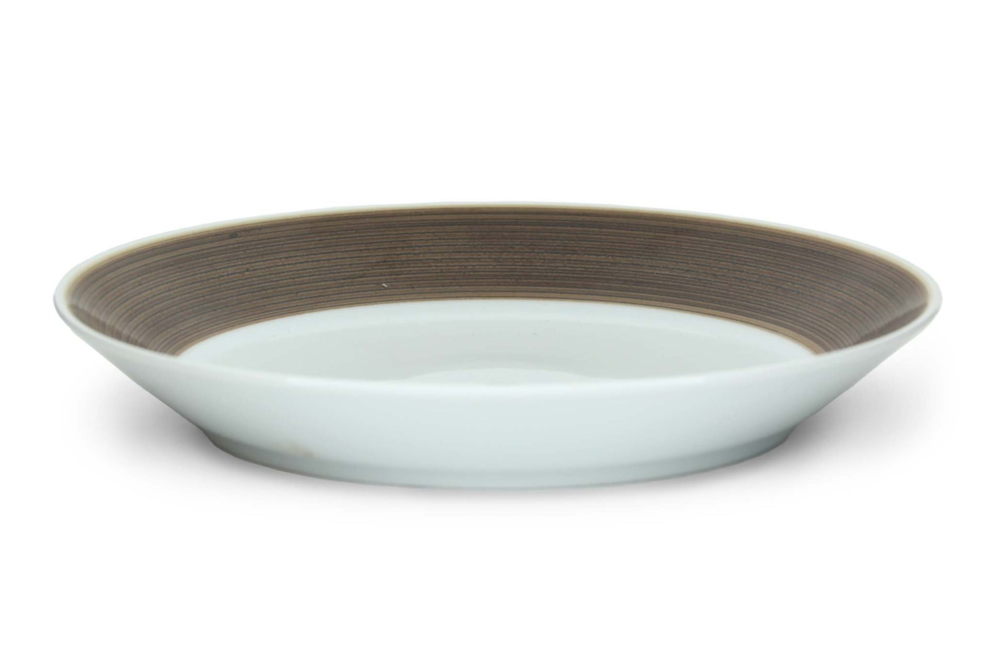 とてもシャープな線を彫りこんである「麻の糸」シリーズです。それぞれの色をていねいに染め上げた手仕事がここにあります。麻糸のような繊細で心地よい色合いがあり、白磁との調和も格別。それぞれに工夫されたフォルムも、多種多様な今の食のリズムにマッチしています。  