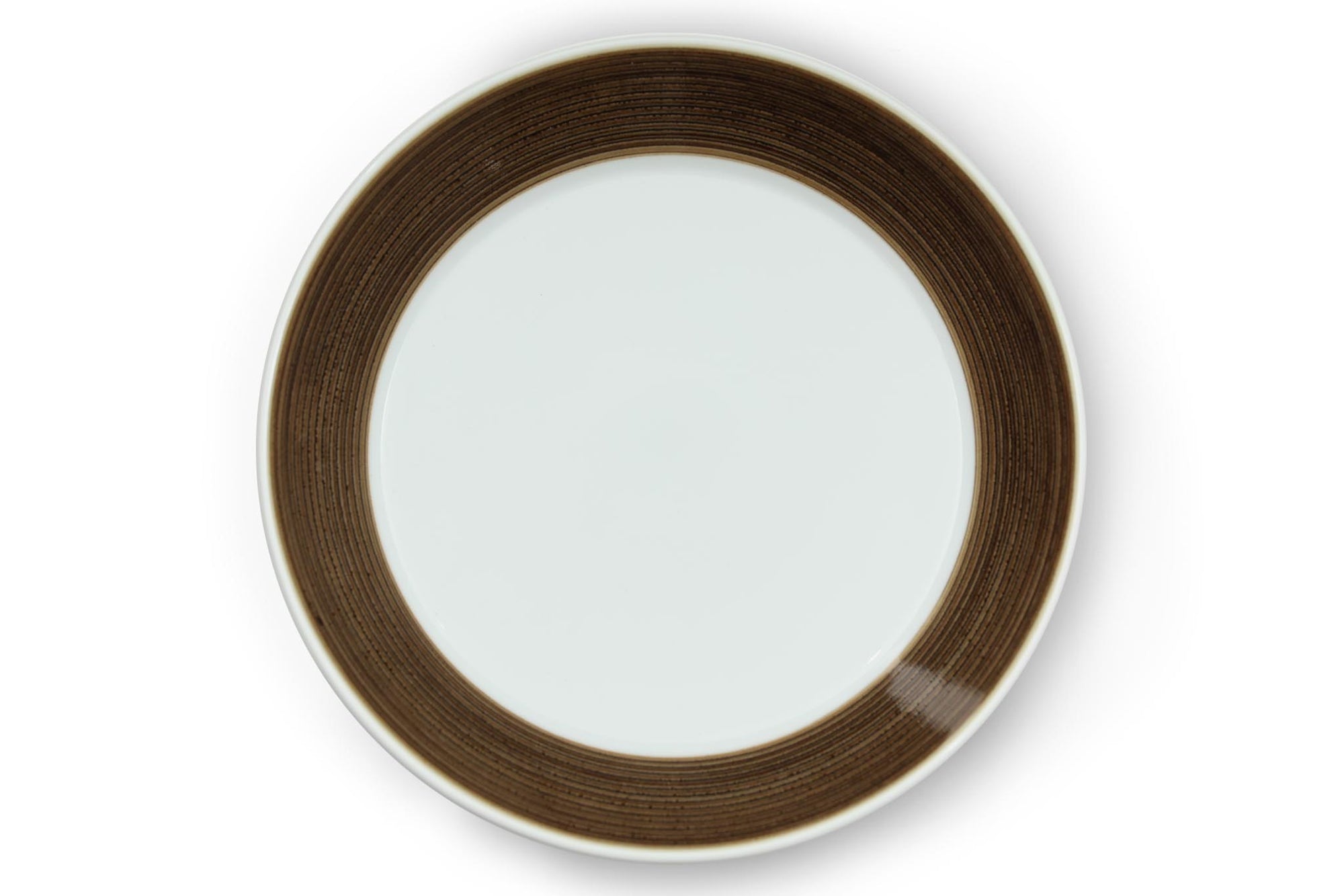 とてもシャープな線を彫りこんである「麻の糸」シリーズです。それぞれの色をていねいに染め上げた手仕事がここにあります。麻糸のような繊細で心地よい色合いがあり、白磁との調和も格別。それぞれに工夫されたフォルムも、多種多様な今の食のリズムにマッチしています。  