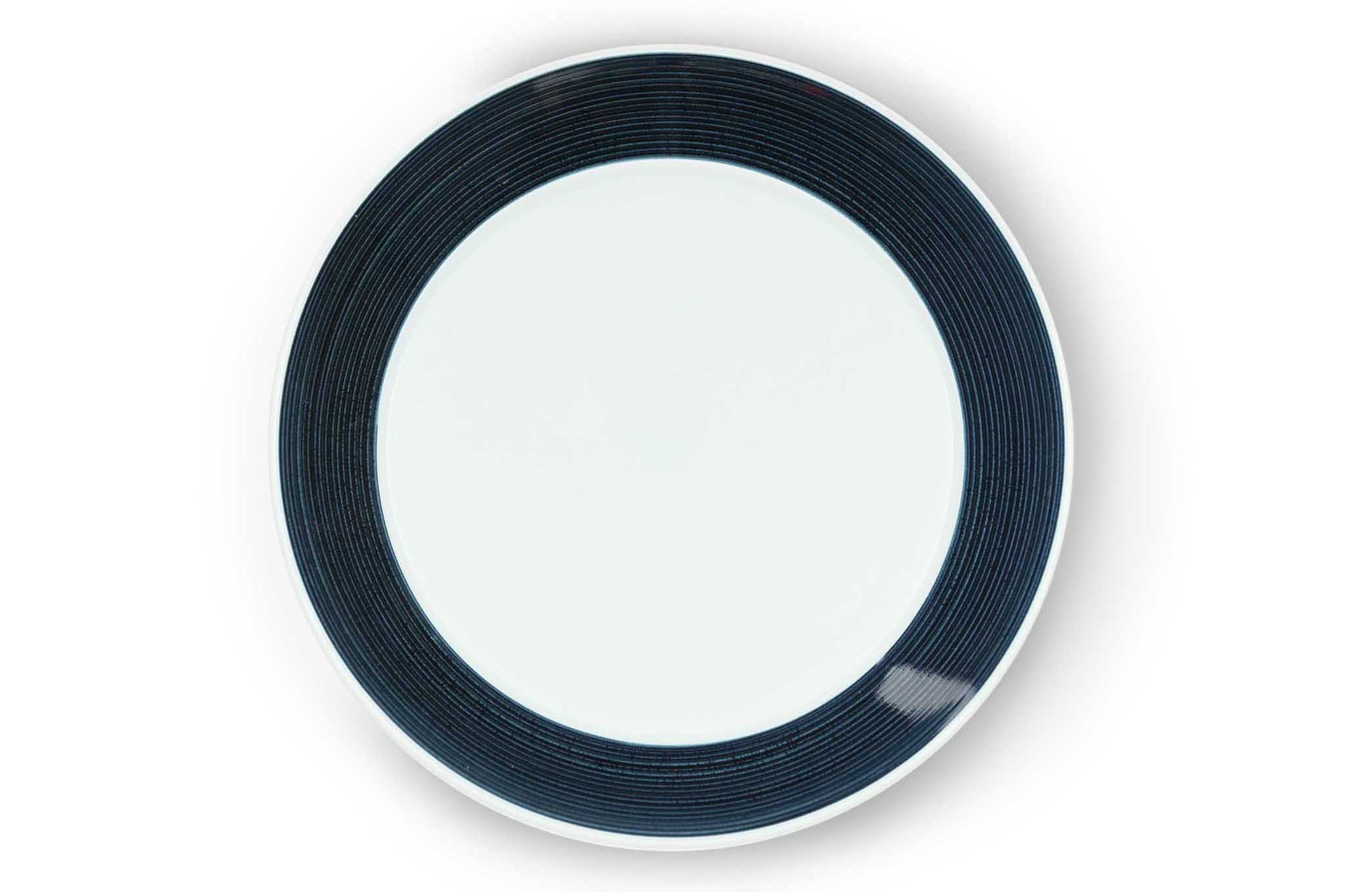 とてもシャープな線を彫りこんである「麻の糸」シリーズです。それぞれの色をていねいに染め上げた手仕事がここにあります。麻糸のような繊細で心地よい色合いがあり、白磁との調和も格別。それぞれに工夫されたフォルムも、多種多様な今の食のリズムにマッチしています。  