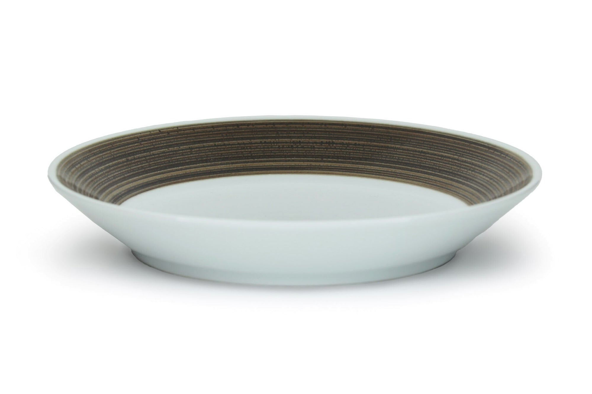 とてもシャープな線を彫りこんである「麻の糸」シリーズです。それぞれの色をていねいに染め上げた手仕事がここにあります。麻糸のような繊細で心地よい色合いがあり、白磁との調和も格別。それぞれに工夫されたフォルムも、多種多様な今の食のリズムにマッチしています。  