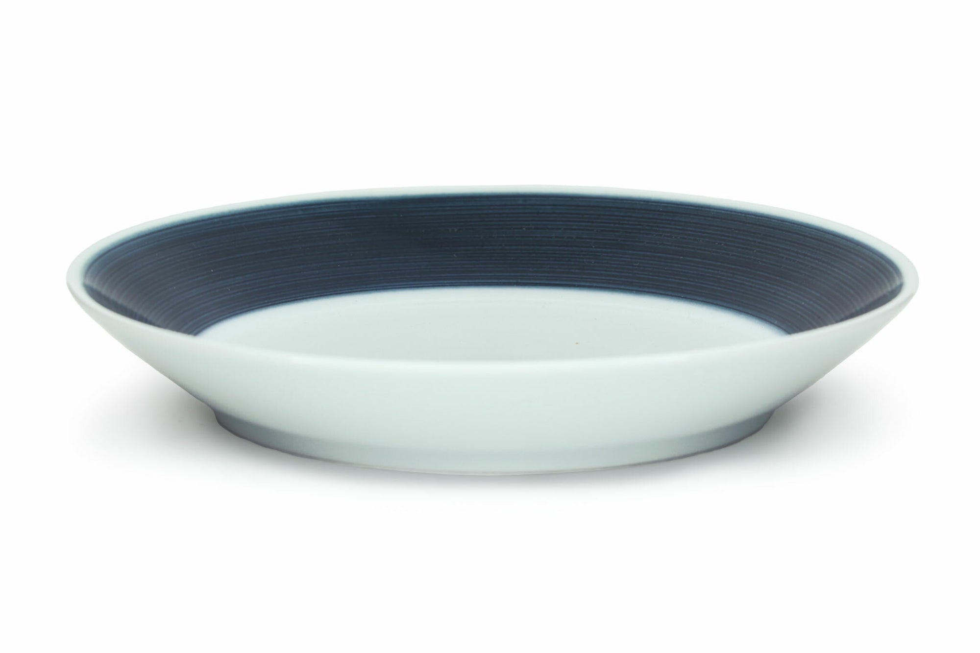 とてもシャープな線を彫りこんである「麻の糸」シリーズです。それぞれの色をていねいに染め上げた手仕事がここにあります。麻糸のような繊細で心地よい色合いがあり、白磁との調和も格別。それぞれに工夫されたフォルムも、多種多様な今の食のリズムにマッチしています。  