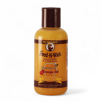 Howard Feed-N-Wax（フィーデンワックス）は、天然のミツロウとブラジル産カルナウバワックスを贅沢に配合し、木製家具や室内木部に深い潤いと自然な輝きを与えるために開発された家具用コンディショナー兼ポリッシュです。配合されたオレンジオイルとミネラルオイルが木材の奥まで浸透し、乾燥や退色、ひび割れを防ぎながら木目を際立たせ、長年の使用でくすんだ家具を美しく蘇らせます。アンティーク家具や無垢材テーブル、キャビネット、ドア、モールディングなど幅広い木質製品に対応し、仕上げ直後のツヤ出しはもちろん、定期的なメンテナンスとしても最適です。大切な家具を長く美しい状態で保ちたい方や、自然素材中心の家具ケアを求める方、手軽にプロ仕様の仕上がりを得たい方に特におすすめの商品です。