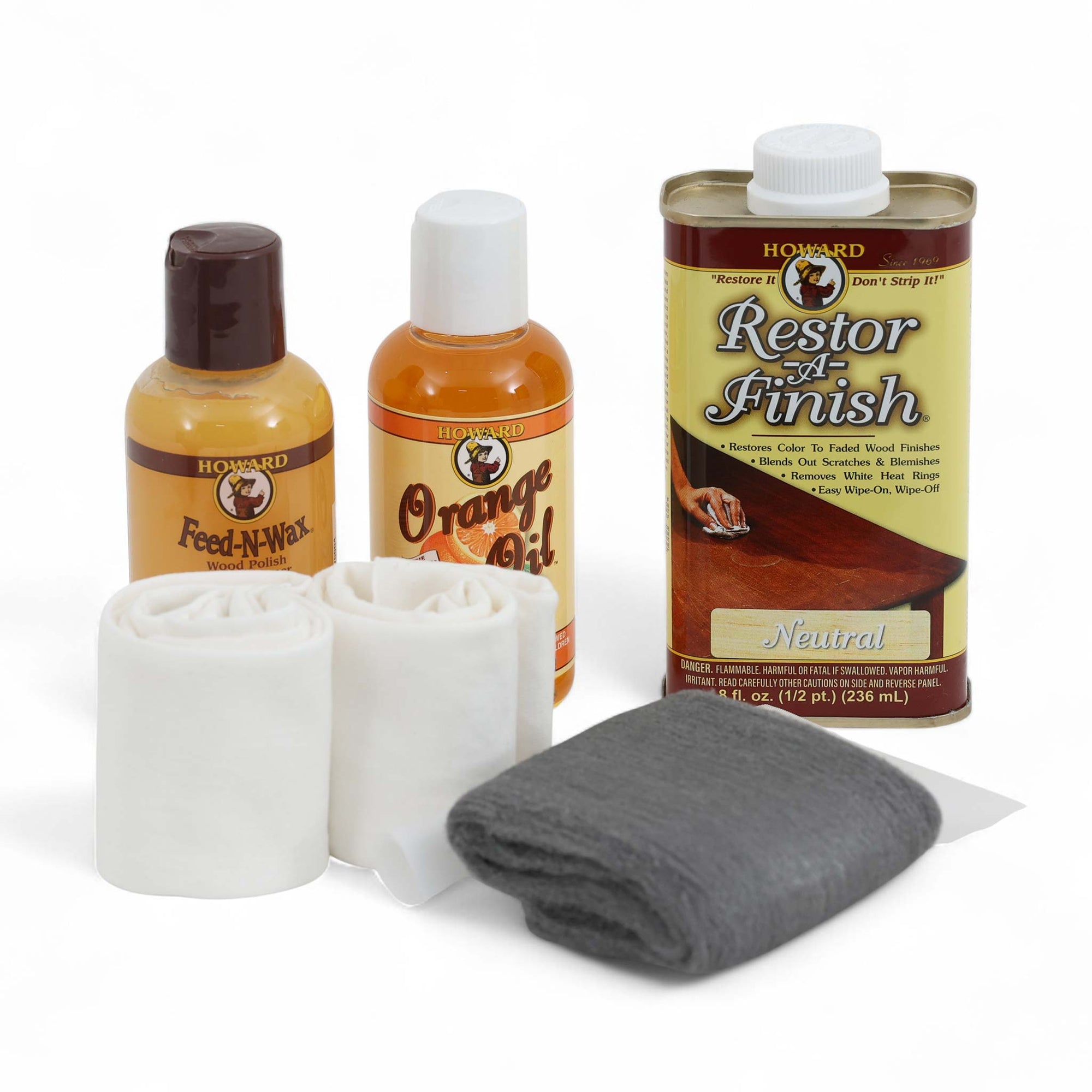 天然オイルの力で木製家具を美しくよみがえらせる「ハワード メンテナンスキット」。ハワード社の人気製品、レストアフィニッシュ、オレンジオイル、フィーデンワックスを中心に、スチールウール、ウエス、ビニール手袋をセットにした便利なメンテナンスパッケージです。レストアフィニッシュは、古くなった家具の表面にある小傷や色あせを補修し、木本来の色味をよみがえらせます。オレンジオイルは汚れを落としながら自然なツヤを与え、フィーデンワックスがその美しい状態を保護。3ステップで、手軽にプロのような仕上がりを実現します。家具のリペアや定期的なメンテナンスに最適。天然成分を使用しているため、安心して使用でき、木製家具の美しさを長く保ちたい方におすすめのセットです。