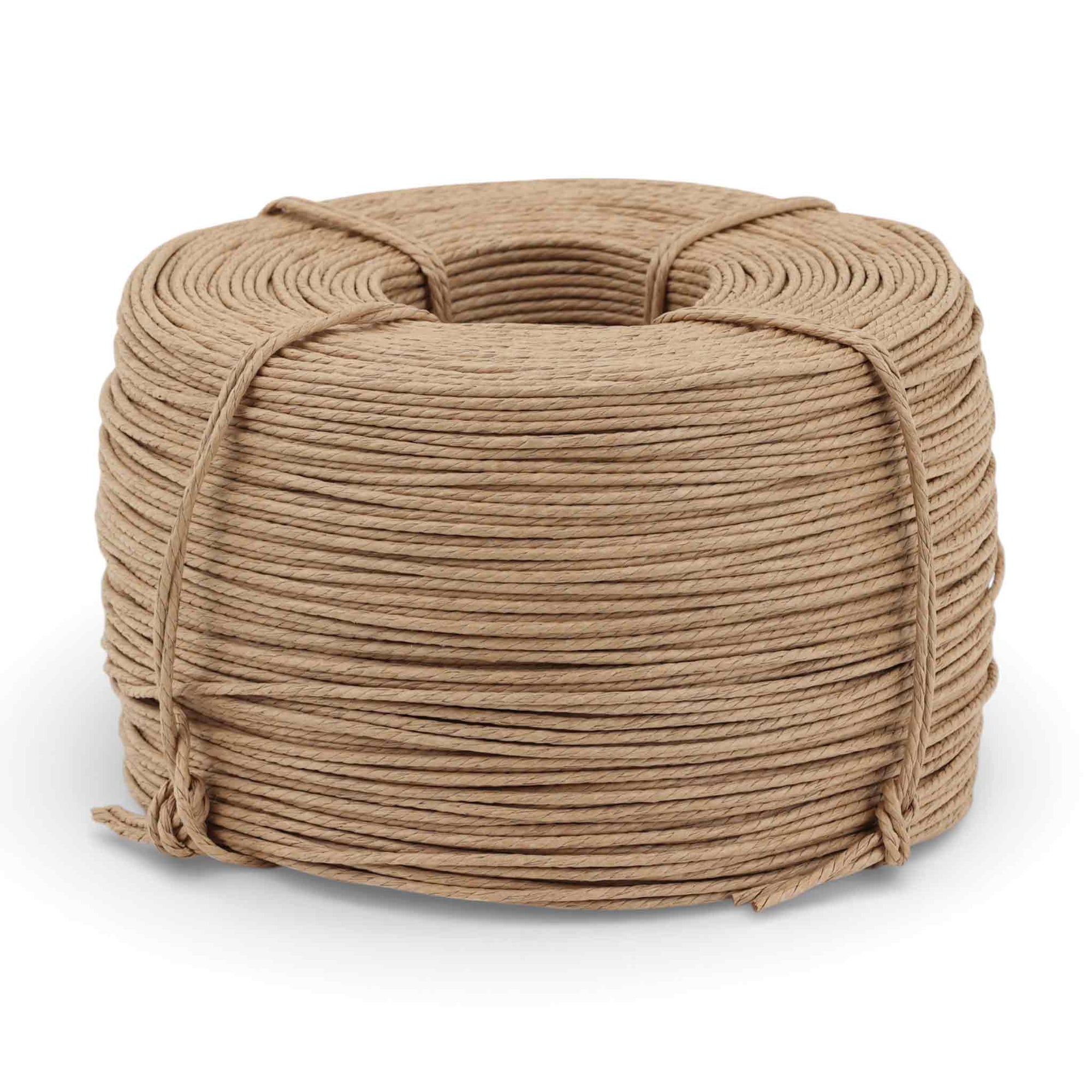 Randers Reb社が製造するDanish Paper Cordは、北欧家具の座面編みに用いられてきた伝統的かつ実用性の高い高品質ペーパーコードです。FSC認証を受けた森林由来の紙を原料とし、複数本の紙繊維を均一に撚り合わせることで、高い引張強度と適度なしなやかさを両立しています。約3mm径のアンレース（フラット）タイプは表面が滑らかで編み込み時の摩擦が安定し、テンション管理がしやすく、均整の取れた美しい仕上がりを実現します。さらにワックス加工が施されており、汚れの付着を抑制するとともに耐摩耗性を向上させ、長期使用においても安定した性能を発揮します。適切な施工と使用環境下では数十年単位での耐久性が期待でき、ダイニングチェアやラウンジチェア、ベンチなどの座面・背面編みに最適です。ナチュラルカラーは無垢材やオーク材との相性が良く、経年により落ち着いた風合いへと変化します。