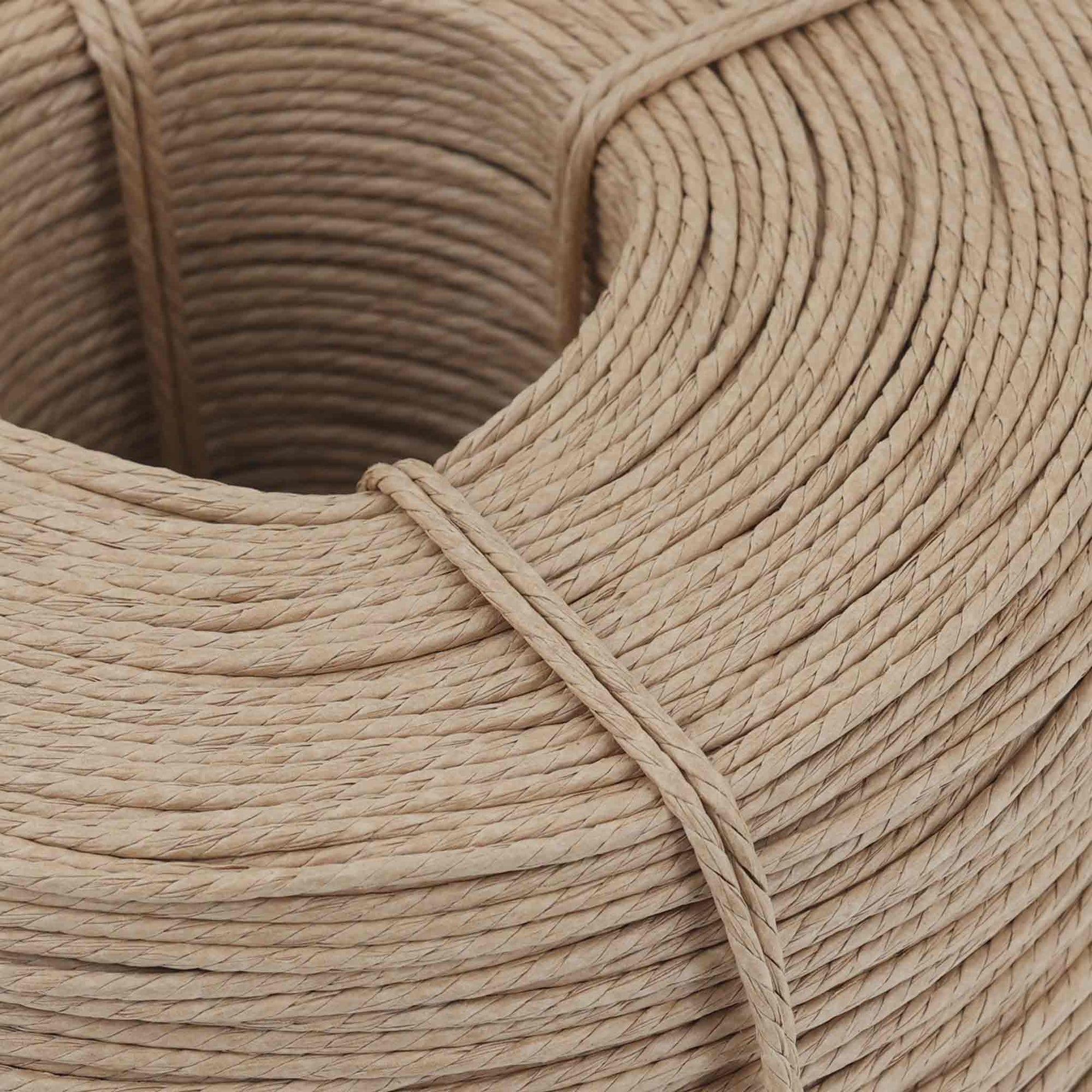 Randers Reb社が製造するDanish Paper Cordは、北欧家具の座面編みに用いられてきた伝統的かつ実用性の高い高品質ペーパーコードです。FSC認証を受けた森林由来の紙を原料とし、複数本の紙繊維を均一に撚り合わせることで、高い引張強度と適度なしなやかさを両立しています。約3mm径のアンレース（フラット）タイプは表面が滑らかで編み込み時の摩擦が安定し、テンション管理がしやすく、均整の取れた美しい仕上がりを実現します。さらにワックス加工が施されており、汚れの付着を抑制するとともに耐摩耗性を向上させ、長期使用においても安定した性能を発揮します。適切な施工と使用環境下では数十年単位での耐久性が期待でき、ダイニングチェアやラウンジチェア、ベンチなどの座面・背面編みに最適です。ナチュラルカラーは無垢材やオーク材との相性が良く、経年により落ち着いた風合いへと変化します。