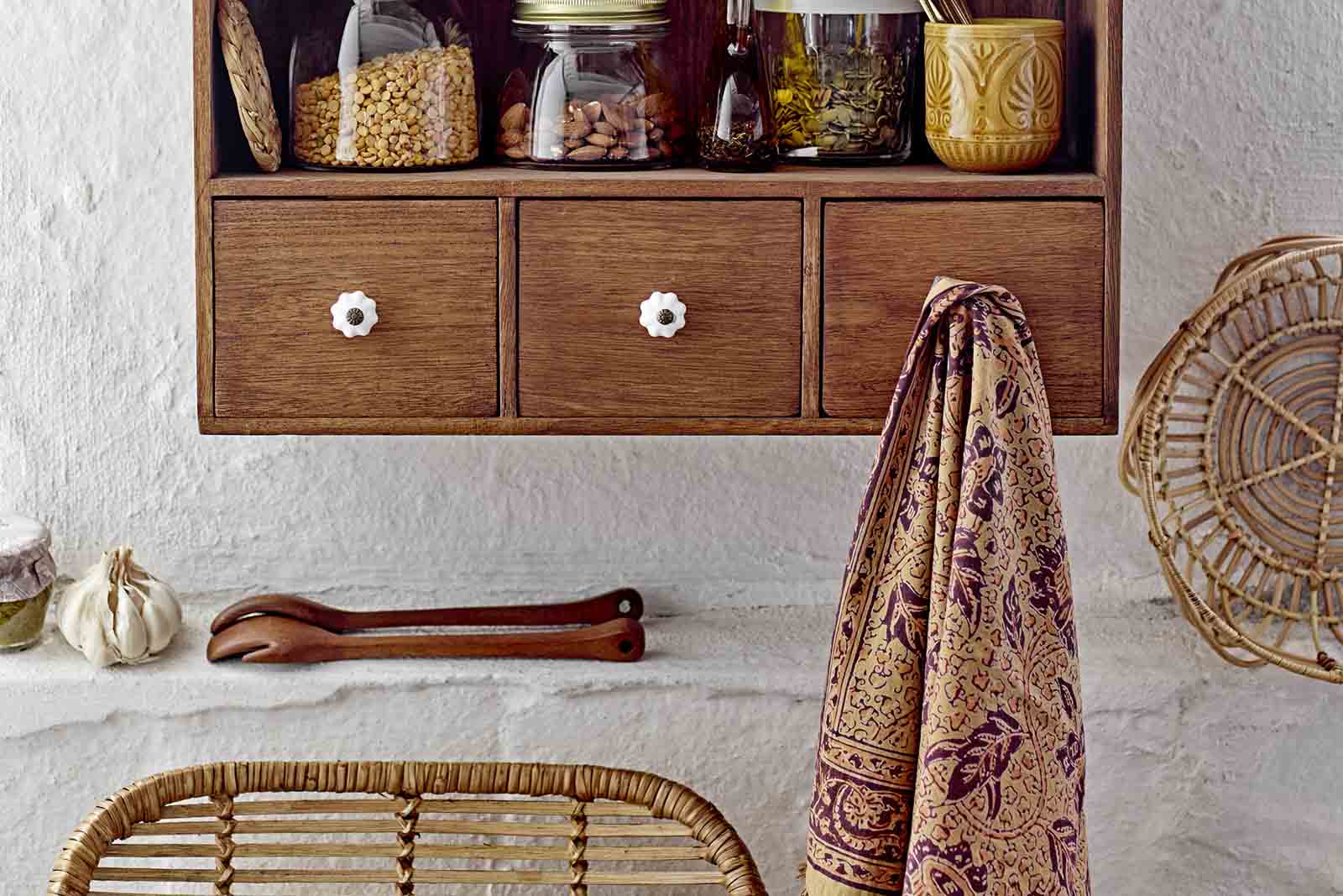 Bloomingvilleは、2000年にデンマークで設立されました。たった2名でスタートした会社は今ではヨーロッパ内40名を超える従業員と、40を超える代理店にまで成長しました。Bloomingvilleの空想的なデザインの製品は全て会社の専属デザイナーによって開発されています。フランスのブロカントに影響を受け、ノスタルジックなスカンジナビアデザインと最新のデザインを融合させたユニークなデザインに仕上がっています。