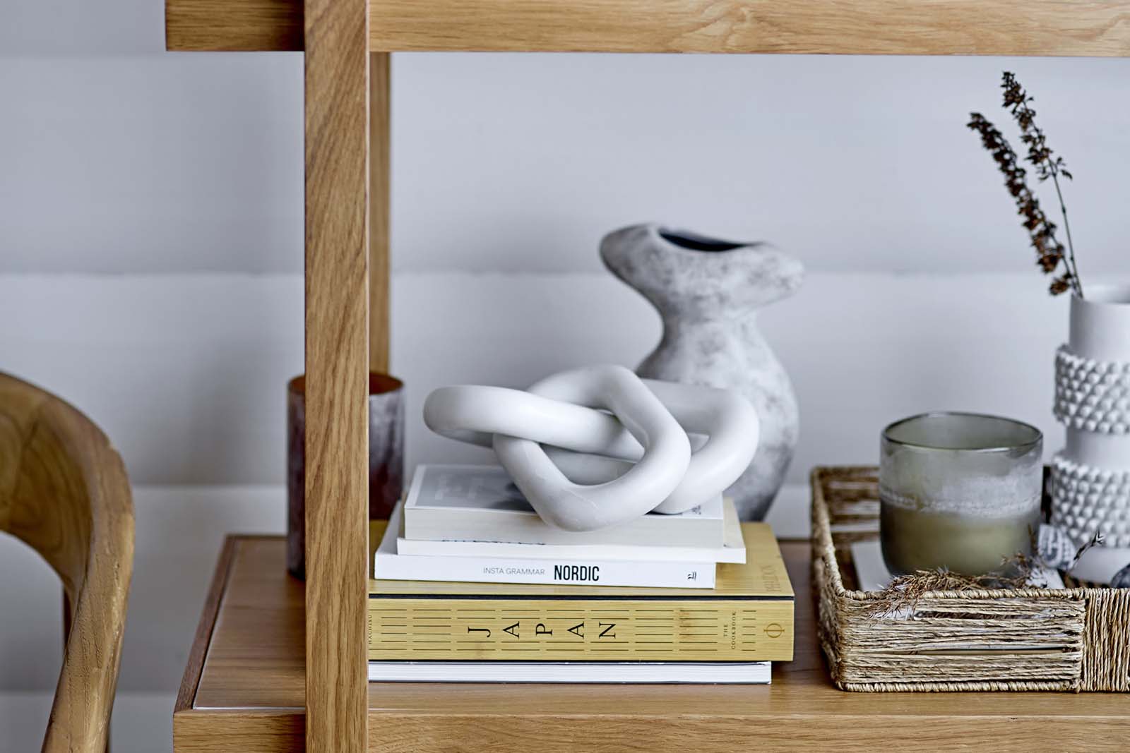 Bloomingvilleは、2000年にデンマークで設立されました。たった2名でスタートした会社は今ではヨーロッパ内40名を超える従業員と、40を超える代理店にまで成長しました。Bloomingvilleの空想的なデザインの製品は全て会社の専属デザイナーによって開発されています。フランスのブロカントに影響を受け、ノスタルジックなスカンジナビアデザインと最新のデザインを融合させたユニークなデザインに仕上がっています。