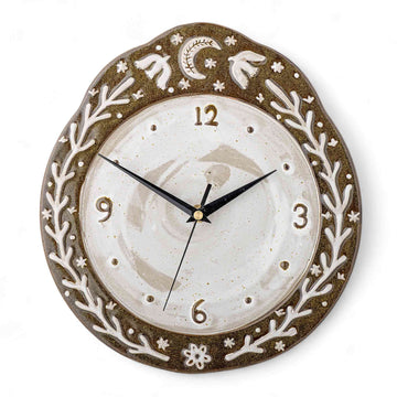 Bloomingville（ブルーミングヴィル）は2000年にデンマークで誕生した北欧インテリアブランドです。創業者ベティーナ・スタメのもと、北欧デザインの伝統に現代的な感性を融合させた製品を展開し、シンプルで温かみのあるライフスタイルを提案しています。ナチュラルな素材や落ち着いた色合いが特徴で、リビングやキッチン、バスルーム、子供部屋などさまざまな空間に自然に調和し、心地よさをもたらします。テーブルウェア、北欧雑貨、キッズアイテムまで幅広く揃え、使いやすさと美しさを兼ね備えたデザインで暮らしを彩ります。「小さな変化で大きな幸せを」というコンセプトのもと、手の届く価格で上質な北欧スタイルを日常に取り入れることができるのも魅力です。ナチュラルインテリアやシンプルモダンな空間づくりに関心のある方に最適なブランドとして、Bloomingvilleはヨーロッパを中心に世界中で高く評価されています。