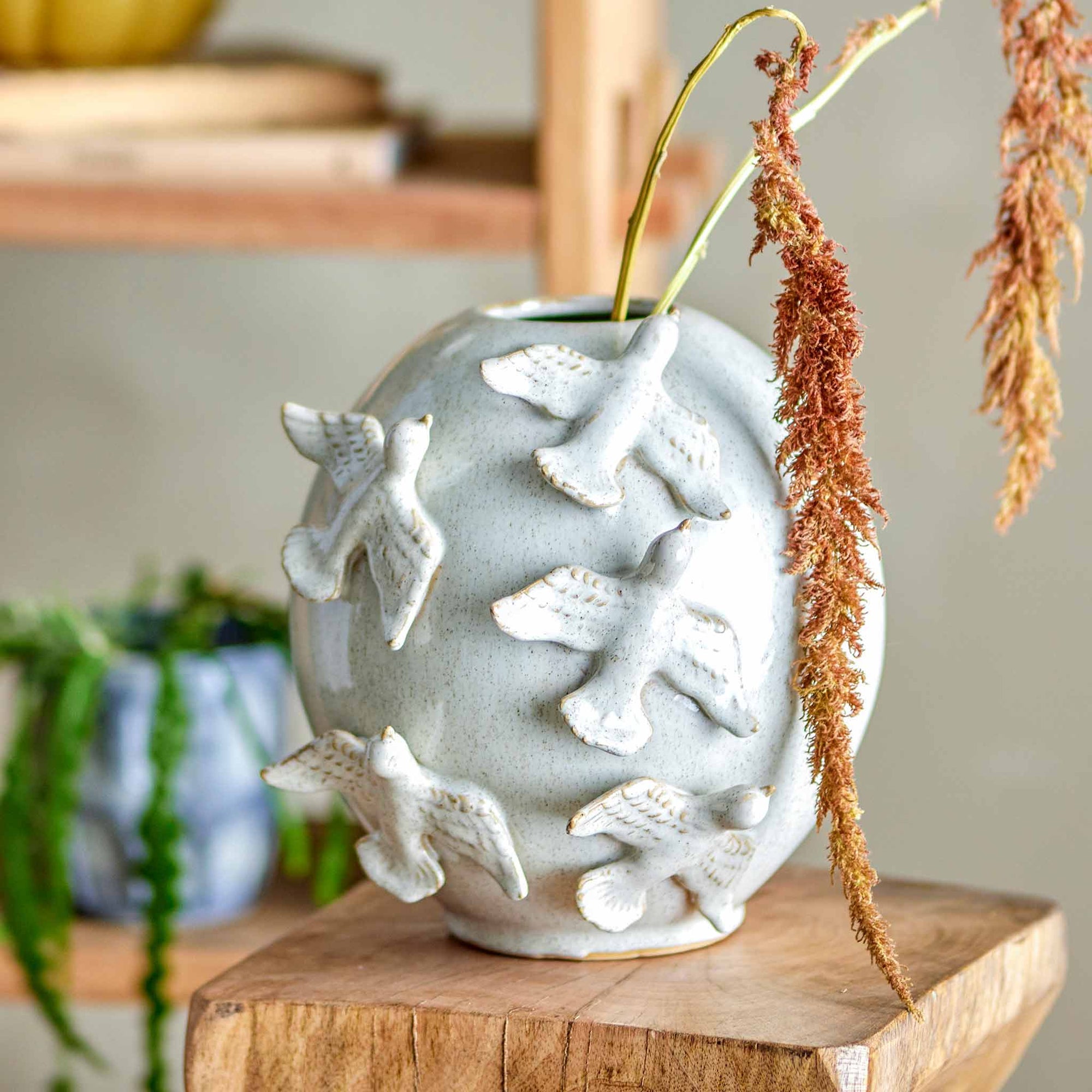 Bloomingville（ブルーミングヴィル）は2000年にデンマークで誕生した北欧インテリアブランドです。創業者ベティーナ・スタメのもと、北欧デザインの伝統に現代的な感性を融合させた製品を展開し、シンプルで温かみのあるライフスタイルを提案しています。ナチュラルな素材や落ち着いた色合いが特徴で、リビングやキッチン、バスルーム、子供部屋などさまざまな空間に自然に調和し、心地よさをもたらします。テーブルウェア、北欧雑貨、キッズアイテムまで幅広く揃え、使いやすさと美しさを兼ね備えたデザインで暮らしを彩ります。「小さな変化で大きな幸せを」というコンセプトのもと、手の届く価格で上質な北欧スタイルを日常に取り入れることができるのも魅力です。ナチュラルインテリアやシンプルモダンな空間づくりに関心のある方に最適なブランドとして、Bloomingvilleはヨーロッパを中心に世界中で高く評価されています。