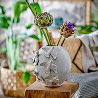 Bloomingville（ブルーミングヴィル）は2000年にデンマークで誕生した北欧インテリアブランドです。創業者ベティーナ・スタメのもと、北欧デザインの伝統に現代的な感性を融合させた製品を展開し、シンプルで温かみのあるライフスタイルを提案しています。ナチュラルな素材や落ち着いた色合いが特徴で、リビングやキッチン、バスルーム、子供部屋などさまざまな空間に自然に調和し、心地よさをもたらします。テーブルウェア、北欧雑貨、キッズアイテムまで幅広く揃え、使いやすさと美しさを兼ね備えたデザインで暮らしを彩ります。「小さな変化で大きな幸せを」というコンセプトのもと、手の届く価格で上質な北欧スタイルを日常に取り入れることができるのも魅力です。ナチュラルインテリアやシンプルモダンな空間づくりに関心のある方に最適なブランドとして、Bloomingvilleはヨーロッパを中心に世界中で高く評価されています。