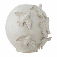 Bloomingville（ブルーミングヴィル）は2000年にデンマークで誕生した北欧インテリアブランドです。創業者ベティーナ・スタメのもと、北欧デザインの伝統に現代的な感性を融合させた製品を展開し、シンプルで温かみのあるライフスタイルを提案しています。ナチュラルな素材や落ち着いた色合いが特徴で、リビングやキッチン、バスルーム、子供部屋などさまざまな空間に自然に調和し、心地よさをもたらします。テーブルウェア、北欧雑貨、キッズアイテムまで幅広く揃え、使いやすさと美しさを兼ね備えたデザインで暮らしを彩ります。「小さな変化で大きな幸せを」というコンセプトのもと、手の届く価格で上質な北欧スタイルを日常に取り入れることができるのも魅力です。ナチュラルインテリアやシンプルモダンな空間づくりに関心のある方に最適なブランドとして、Bloomingvilleはヨーロッパを中心に世界中で高く評価されています。