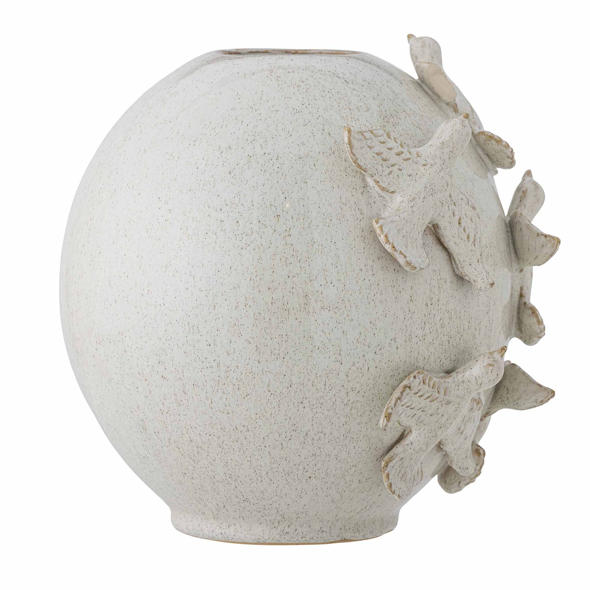 Bloomingville（ブルーミングヴィル）は2000年にデンマークで誕生した北欧インテリアブランドです。創業者ベティーナ・スタメのもと、北欧デザインの伝統に現代的な感性を融合させた製品を展開し、シンプルで温かみのあるライフスタイルを提案しています。ナチュラルな素材や落ち着いた色合いが特徴で、リビングやキッチン、バスルーム、子供部屋などさまざまな空間に自然に調和し、心地よさをもたらします。テーブルウェア、北欧雑貨、キッズアイテムまで幅広く揃え、使いやすさと美しさを兼ね備えたデザインで暮らしを彩ります。「小さな変化で大きな幸せを」というコンセプトのもと、手の届く価格で上質な北欧スタイルを日常に取り入れることができるのも魅力です。ナチュラルインテリアやシンプルモダンな空間づくりに関心のある方に最適なブランドとして、Bloomingvilleはヨーロッパを中心に世界中で高く評価されています。