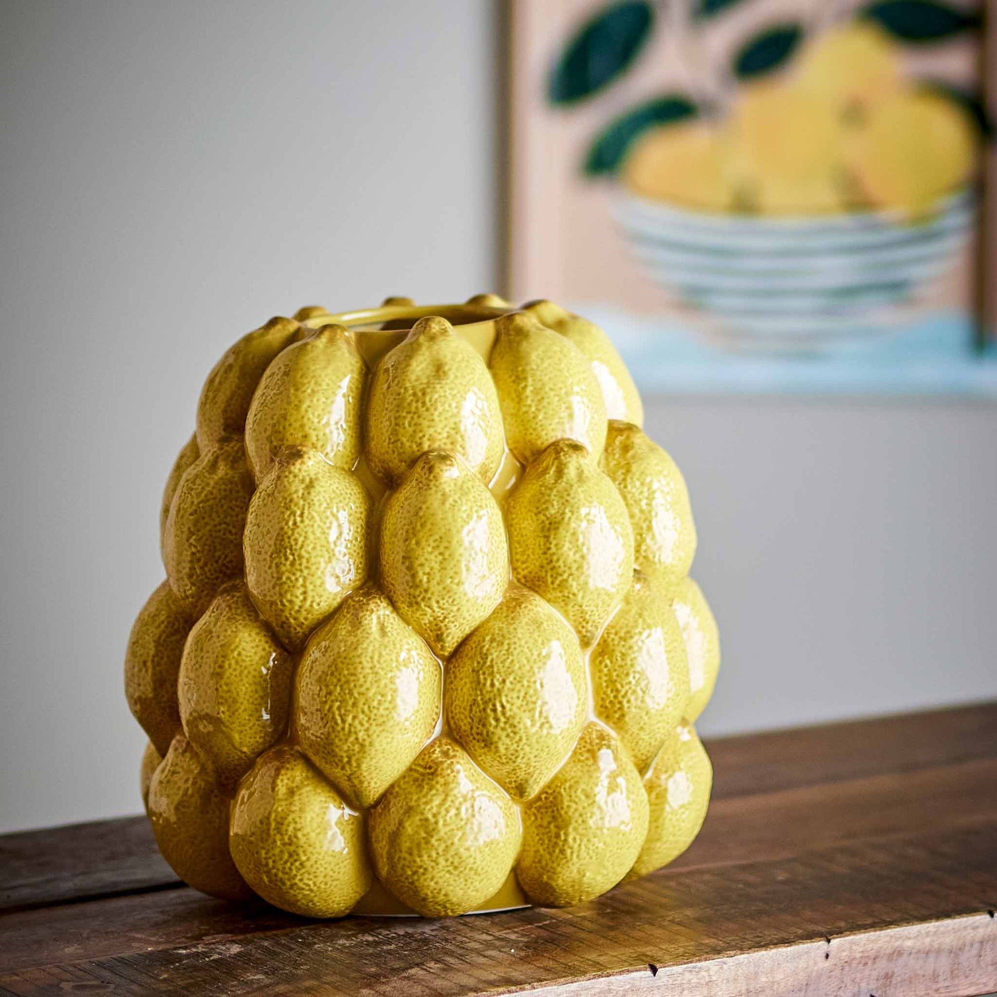 Bloomingville（ブルーミングヴィル）は2000年にデンマークで誕生した北欧インテリアブランドです。創業者ベティーナ・スタメのもと、北欧デザインの伝統に現代的な感性を融合させた製品を展開し、シンプルで温かみのあるライフスタイルを提案しています。ナチュラルな素材や落ち着いた色合いが特徴で、リビングやキッチン、バスルーム、子供部屋などさまざまな空間に自然に調和し、心地よさをもたらします。テーブルウェア、北欧雑貨、キッズアイテムまで幅広く揃え、使いやすさと美しさを兼ね備えたデザインで暮らしを彩ります。「小さな変化で大きな幸せを」というコンセプトのもと、手の届く価格で上質な北欧スタイルを日常に取り入れることができるのも魅力です。ナチュラルインテリアやシンプルモダンな空間づくりに関心のある方に最適なブランドとして、Bloomingvilleはヨーロッパを中心に世界中で高く評価されています。