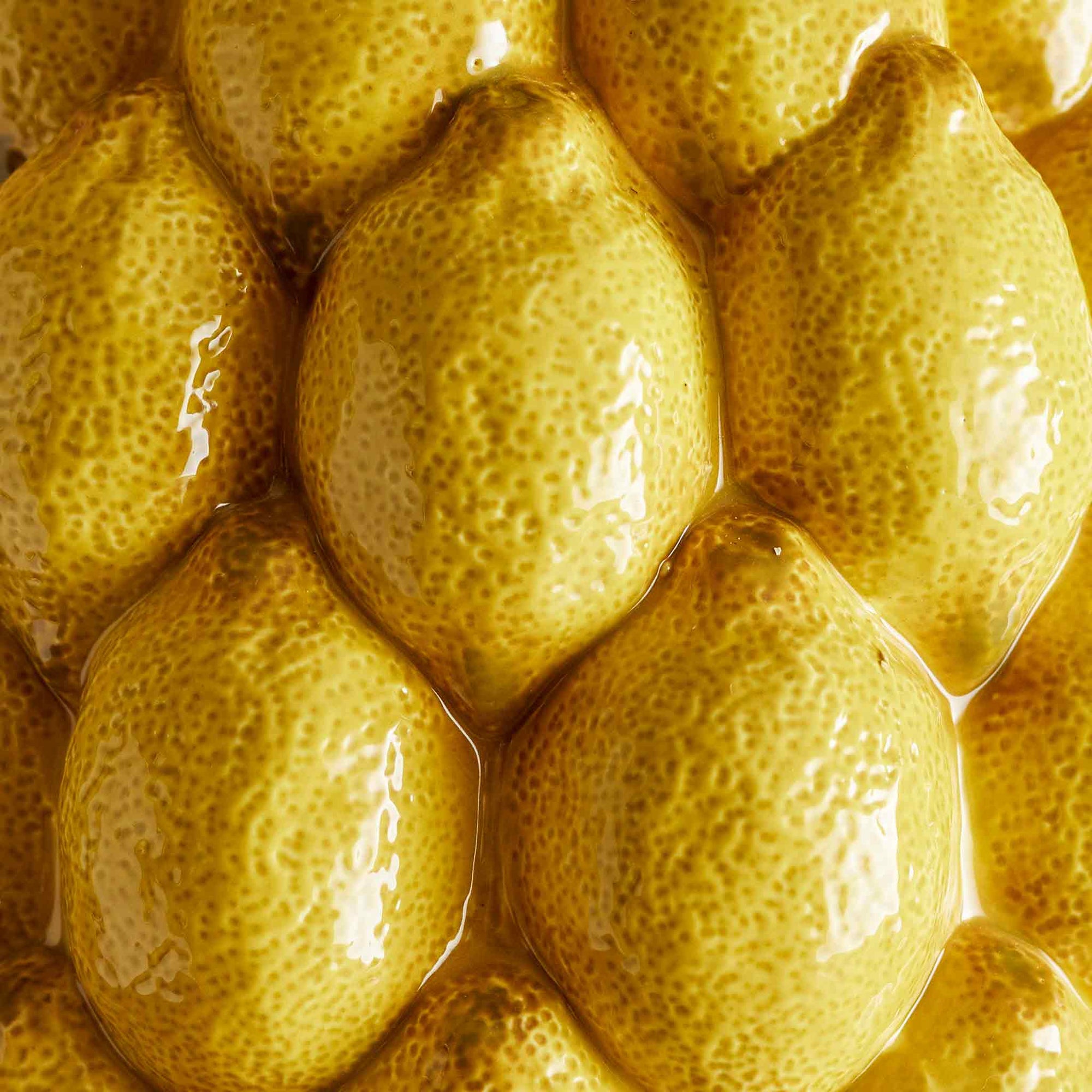 Bloomingville（ブルーミングヴィル）は2000年にデンマークで誕生した北欧インテリアブランドです。創業者ベティーナ・スタメのもと、北欧デザインの伝統に現代的な感性を融合させた製品を展開し、シンプルで温かみのあるライフスタイルを提案しています。ナチュラルな素材や落ち着いた色合いが特徴で、リビングやキッチン、バスルーム、子供部屋などさまざまな空間に自然に調和し、心地よさをもたらします。テーブルウェア、北欧雑貨、キッズアイテムまで幅広く揃え、使いやすさと美しさを兼ね備えたデザインで暮らしを彩ります。「小さな変化で大きな幸せを」というコンセプトのもと、手の届く価格で上質な北欧スタイルを日常に取り入れることができるのも魅力です。ナチュラルインテリアやシンプルモダンな空間づくりに関心のある方に最適なブランドとして、Bloomingvilleはヨーロッパを中心に世界中で高く評価されています。