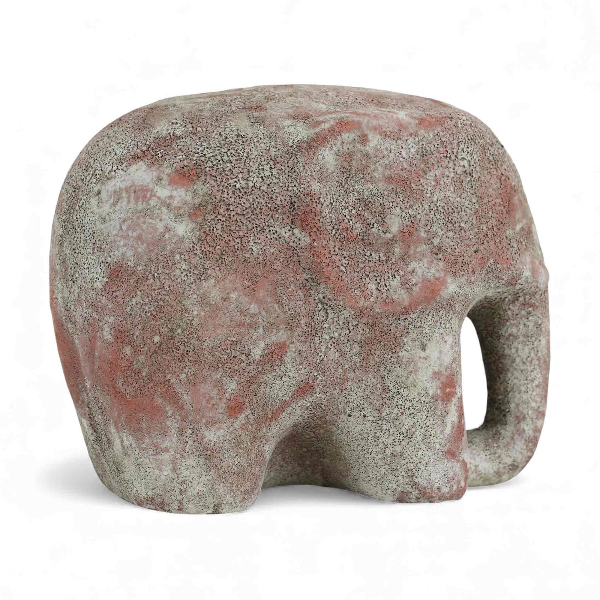 Bloomingville（ブルーミングヴィル）は2000年にデンマークで誕生した北欧インテリアブランドです。創業者ベティーナ・スタメのもと、北欧デザインの伝統に現代的な感性を融合させた製品を展開し、シンプルで温かみのあるライフスタイルを提案しています。ナチュラルな素材や落ち着いた色合いが特徴で、リビングやキッチン、バスルーム、子供部屋などさまざまな空間に自然に調和し、心地よさをもたらします。テーブルウェア、北欧雑貨、キッズアイテムまで幅広く揃え、使いやすさと美しさを兼ね備えたデザインで暮らしを彩ります。「小さな変化で大きな幸せを」というコンセプトのもと、手の届く価格で上質な北欧スタイルを日常に取り入れることができるのも魅力です。ナチュラルインテリアやシンプルモダンな空間づくりに関心のある方に最適なブランドとして、Bloomingvilleはヨーロッパを中心に世界中で高く評価されています。