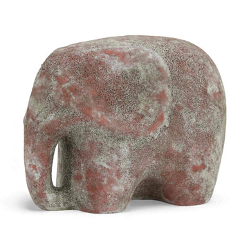 Bloomingville（ブルーミングヴィル）は2000年にデンマークで誕生した北欧インテリアブランドです。創業者ベティーナ・スタメのもと、北欧デザインの伝統に現代的な感性を融合させた製品を展開し、シンプルで温かみのあるライフスタイルを提案しています。ナチュラルな素材や落ち着いた色合いが特徴で、リビングやキッチン、バスルーム、子供部屋などさまざまな空間に自然に調和し、心地よさをもたらします。テーブルウェア、北欧雑貨、キッズアイテムまで幅広く揃え、使いやすさと美しさを兼ね備えたデザインで暮らしを彩ります。「小さな変化で大きな幸せを」というコンセプトのもと、手の届く価格で上質な北欧スタイルを日常に取り入れることができるのも魅力です。ナチュラルインテリアやシンプルモダンな空間づくりに関心のある方に最適なブランドとして、Bloomingvilleはヨーロッパを中心に世界中で高く評価されています。