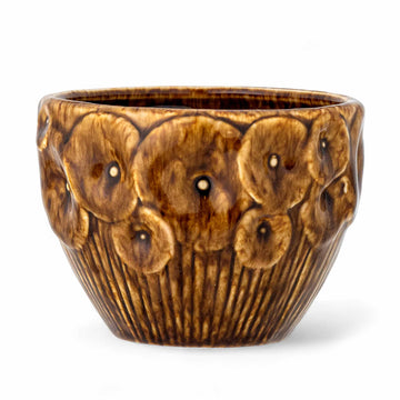 Bloomingville（ブルーミングヴィル）は2000年にデンマークで誕生した北欧インテリアブランドです。創業者ベティーナ・スタメのもと、北欧デザインの伝統に現代的な感性を融合させた製品を展開し、シンプルで温かみのあるライフスタイルを提案しています。ナチュラルな素材や落ち着いた色合いが特徴で、リビングやキッチン、バスルーム、子供部屋などさまざまな空間に自然に調和し、心地よさをもたらします。テーブルウェア、北欧雑貨、キッズアイテムまで幅広く揃え、使いやすさと美しさを兼ね備えたデザインで暮らしを彩ります。「小さな変化で大きな幸せを」というコンセプトのもと、手の届く価格で上質な北欧スタイルを日常に取り入れることができるのも魅力です。ナチュラルインテリアやシンプルモダンな空間づくりに関心のある方に最適なブランドとして、Bloomingvilleはヨーロッパを中心に世界中で高く評価されています。