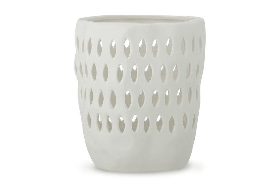 Bloomingvilleは、2000年にデンマークで設立されました。たった2名でスタートした会社は今ではヨーロッパ内40名を超える従業員と、40を超える代理店にまで成長しました。Bloomingvilleの空想的なデザインの製品は全て会社の専属デザイナーによって開発されています。フランスのブロカントに影響を受け、ノスタルジックなスカンジナビアデザインと最新のデザインを融合させたユニークなデザインに仕上がっています。 