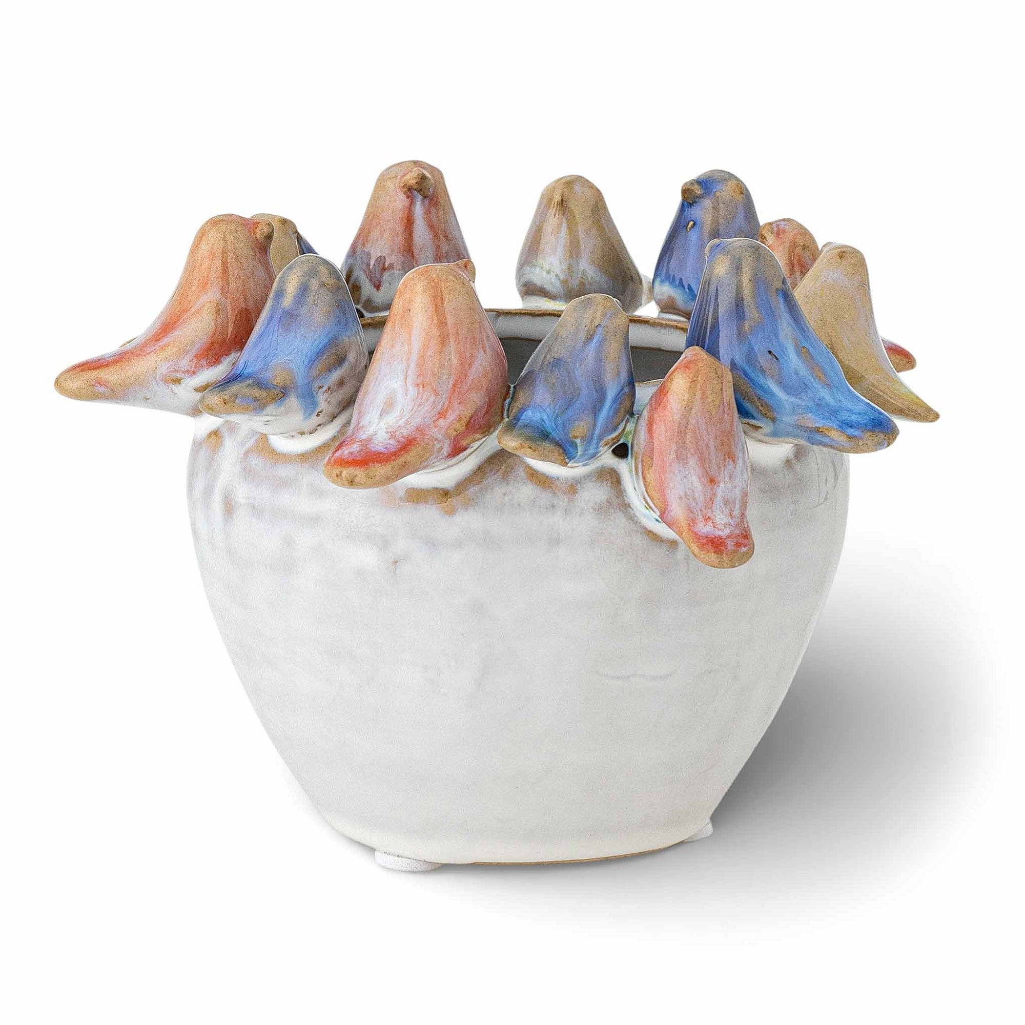 Bloomingville（ブルーミングヴィル）は2000年にデンマークで誕生した北欧インテリアブランドです。創業者ベティーナ・スタメのもと、北欧デザインの伝統に現代的な感性を融合させた製品を展開し、シンプルで温かみのあるライフスタイルを提案しています。ナチュラルな素材や落ち着いた色合いが特徴で、リビングやキッチン、バスルーム、子供部屋などさまざまな空間に自然に調和し、心地よさをもたらします。テーブルウェア、北欧雑貨、キッズアイテムまで幅広く揃え、使いやすさと美しさを兼ね備えたデザインで暮らしを彩ります。「小さな変化で大きな幸せを」というコンセプトのもと、手の届く価格で上質な北欧スタイルを日常に取り入れることができるのも魅力です。ナチュラルインテリアやシンプルモダンな空間づくりに関心のある方に最適なブランドとして、Bloomingvilleはヨーロッパを中心に世界中で高く評価されています。