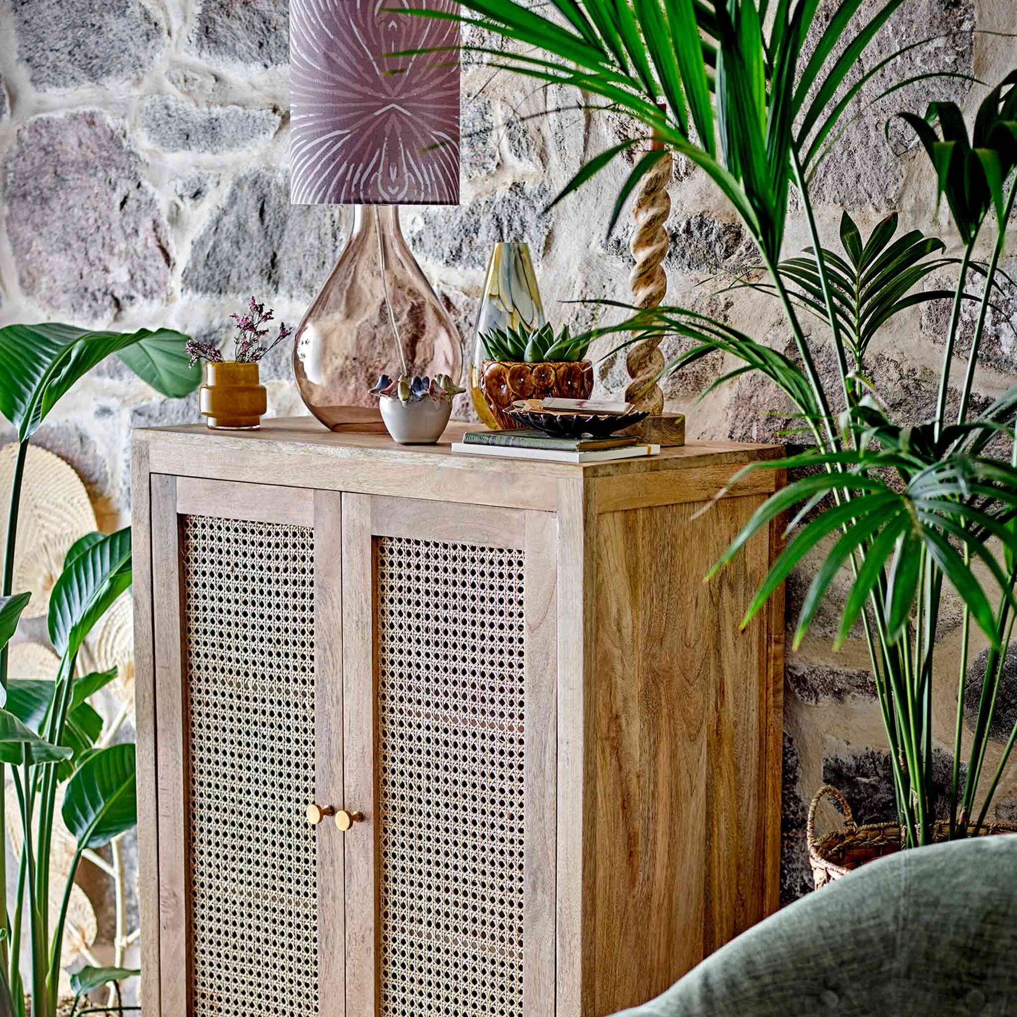 Bloomingville（ブルーミングヴィル）は2000年にデンマークで誕生した北欧インテリアブランドです。創業者ベティーナ・スタメのもと、北欧デザインの伝統に現代的な感性を融合させた製品を展開し、シンプルで温かみのあるライフスタイルを提案しています。ナチュラルな素材や落ち着いた色合いが特徴で、リビングやキッチン、バスルーム、子供部屋などさまざまな空間に自然に調和し、心地よさをもたらします。テーブルウェア、北欧雑貨、キッズアイテムまで幅広く揃え、使いやすさと美しさを兼ね備えたデザインで暮らしを彩ります。「小さな変化で大きな幸せを」というコンセプトのもと、手の届く価格で上質な北欧スタイルを日常に取り入れることができるのも魅力です。ナチュラルインテリアやシンプルモダンな空間づくりに関心のある方に最適なブランドとして、Bloomingvilleはヨーロッパを中心に世界中で高く評価されています。