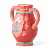 Bloomingville（ブルーミングヴィル）は2000年にデンマークで誕生した北欧インテリアブランドです。創業者ベティーナ・スタメのもと、北欧デザインの伝統に現代的な感性を融合させた製品を展開し、シンプルで温かみのあるライフスタイルを提案しています。ナチュラルな素材や落ち着いた色合いが特徴で、リビングやキッチン、バスルーム、子供部屋などさまざまな空間に自然に調和し、心地よさをもたらします。テーブルウェア、北欧雑貨、キッズアイテムまで幅広く揃え、使いやすさと美しさを兼ね備えたデザインで暮らしを彩ります。「小さな変化で大きな幸せを」というコンセプトのもと、手の届く価格で上質な北欧スタイルを日常に取り入れることができるのも魅力です。ナチュラルインテリアやシンプルモダンな空間づくりに関心のある方に最適なブランドとして、Bloomingvilleはヨーロッパを中心に世界中で高く評価されています。