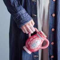 Bloomingville（ブルーミングヴィル）は2000年にデンマークで誕生した北欧インテリアブランドです。創業者ベティーナ・スタメのもと、北欧デザインの伝統に現代的な感性を融合させた製品を展開し、シンプルで温かみのあるライフスタイルを提案しています。ナチュラルな素材や落ち着いた色合いが特徴で、リビングやキッチン、バスルーム、子供部屋などさまざまな空間に自然に調和し、心地よさをもたらします。テーブルウェア、北欧雑貨、キッズアイテムまで幅広く揃え、使いやすさと美しさを兼ね備えたデザインで暮らしを彩ります。「小さな変化で大きな幸せを」というコンセプトのもと、手の届く価格で上質な北欧スタイルを日常に取り入れることができるのも魅力です。ナチュラルインテリアやシンプルモダンな空間づくりに関心のある方に最適なブランドとして、Bloomingvilleはヨーロッパを中心に世界中で高く評価されています。